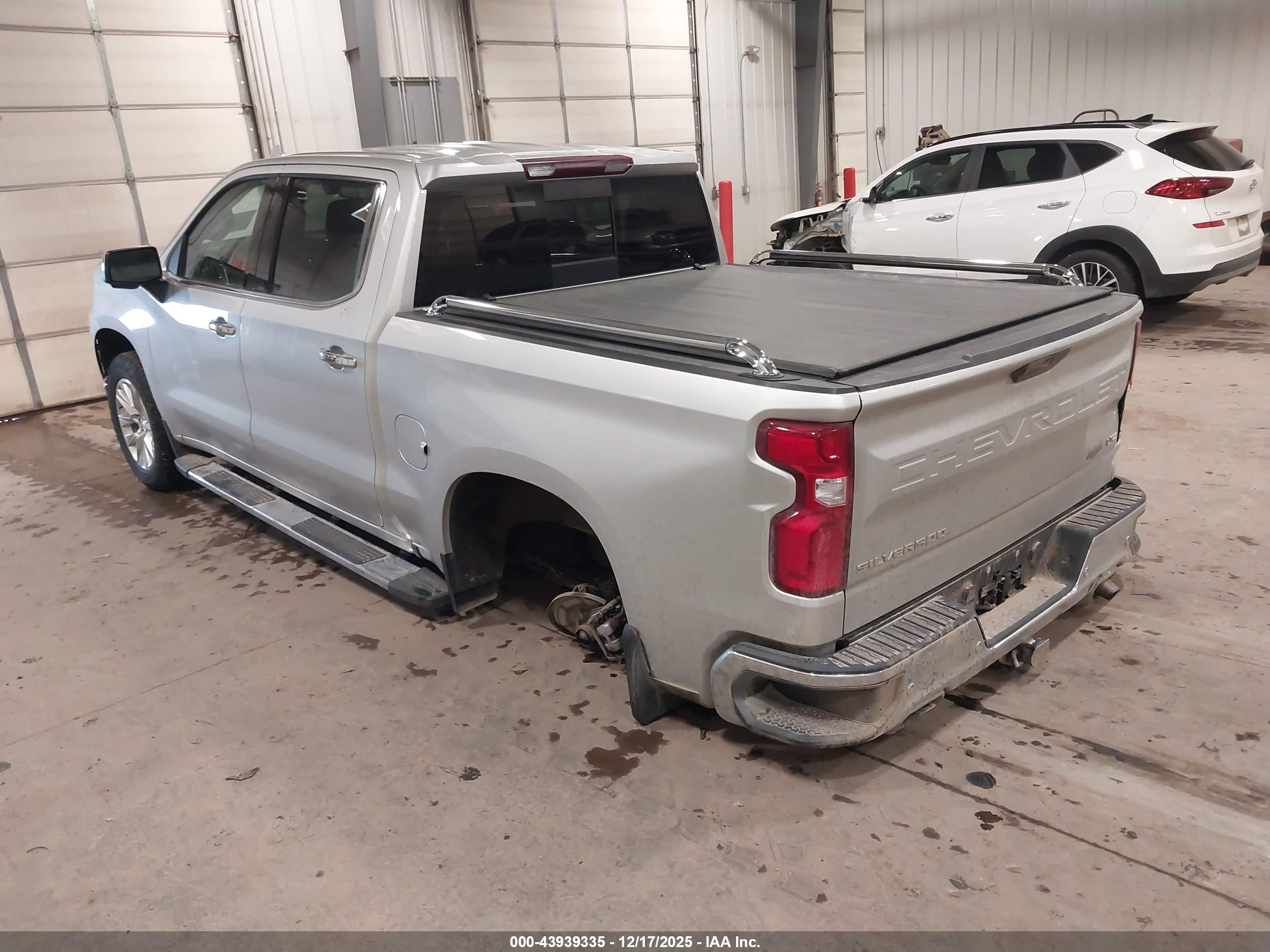 CHEVROLET SILVERADO image 3
