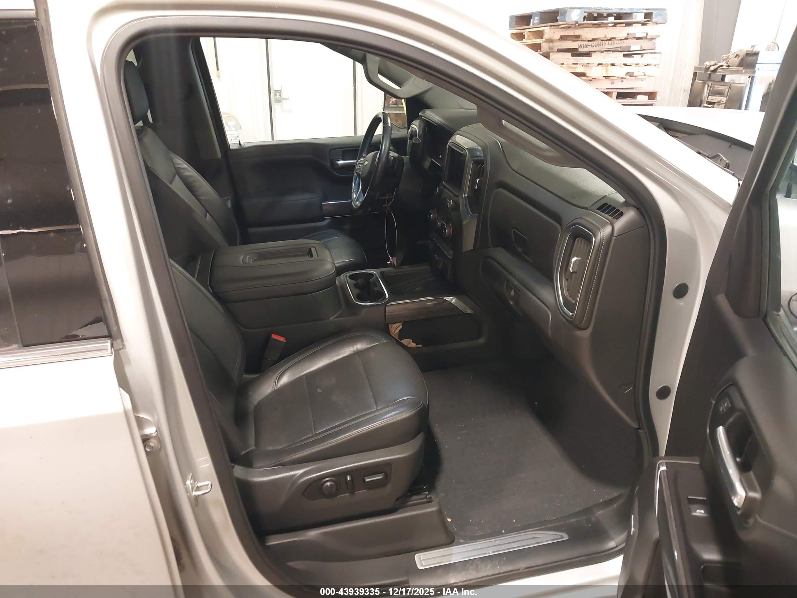 CHEVROLET SILVERADO image 5