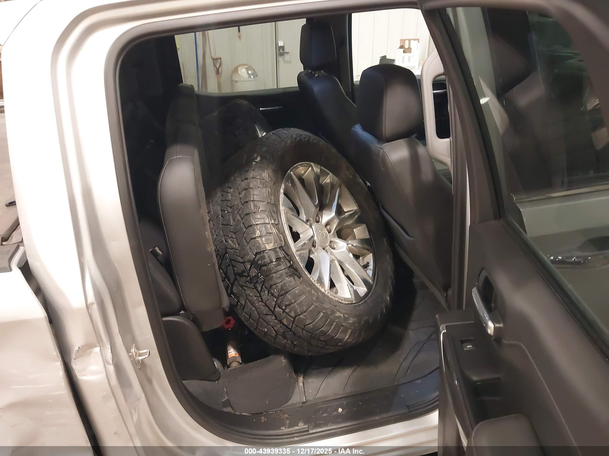 CHEVROLET SILVERADO image 8