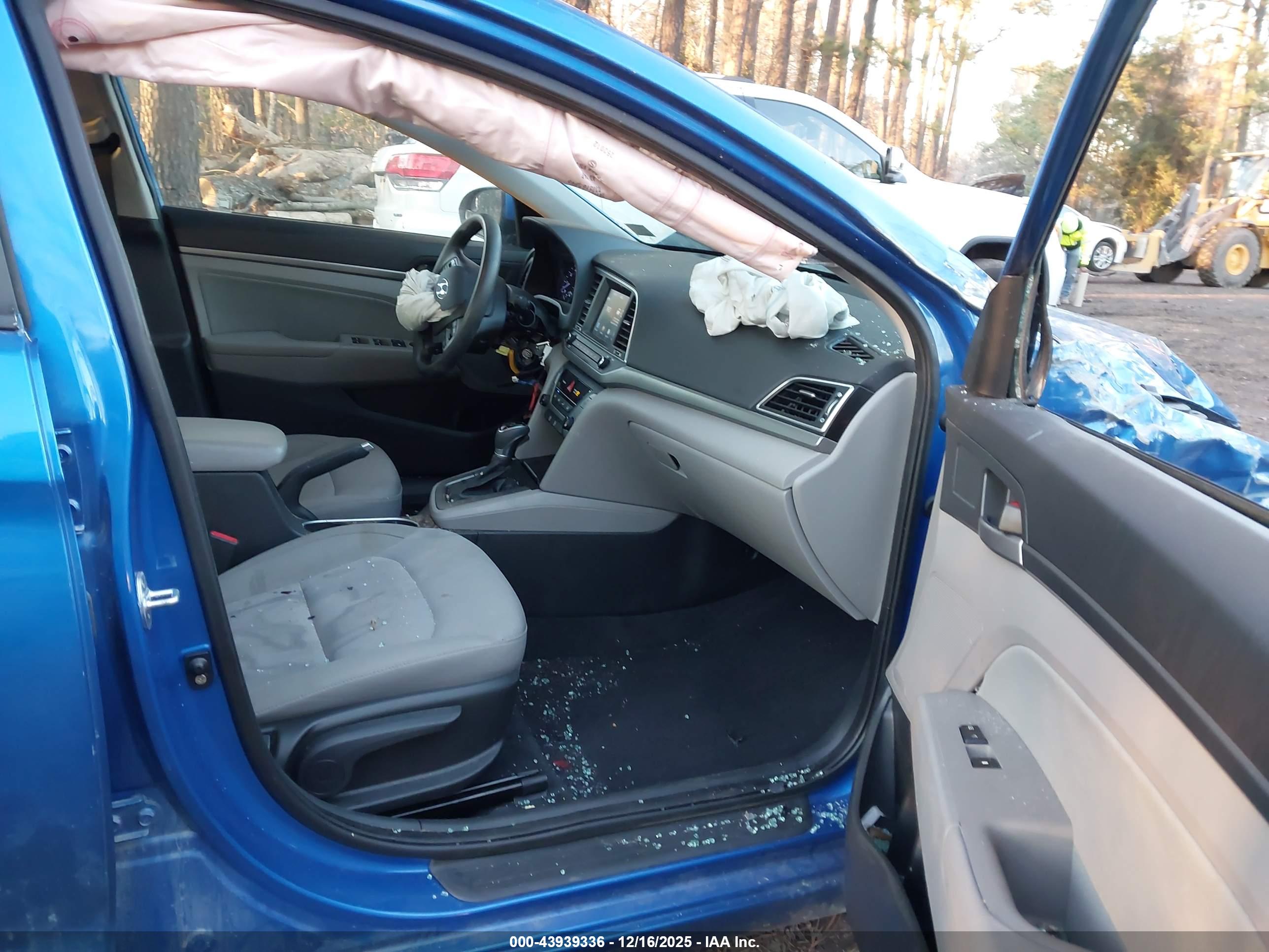 HYUNDAI ELANTRA image 5