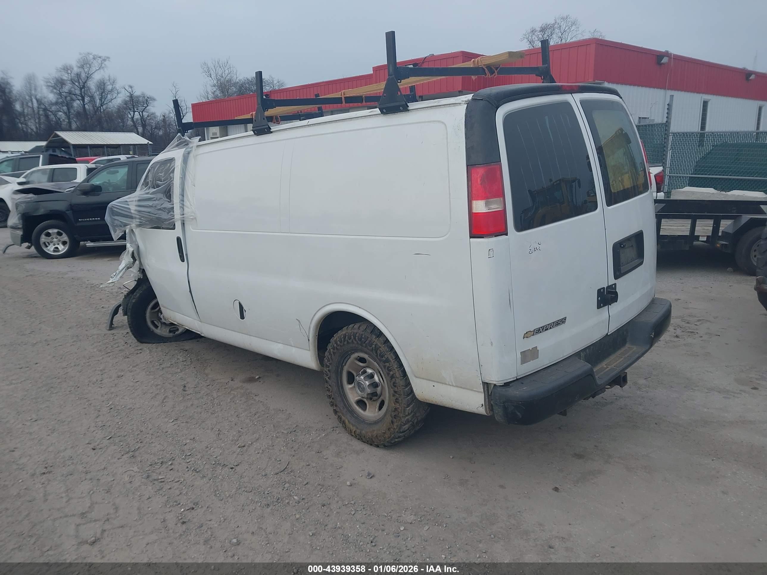 CHEVROLET EXPRESS image 3