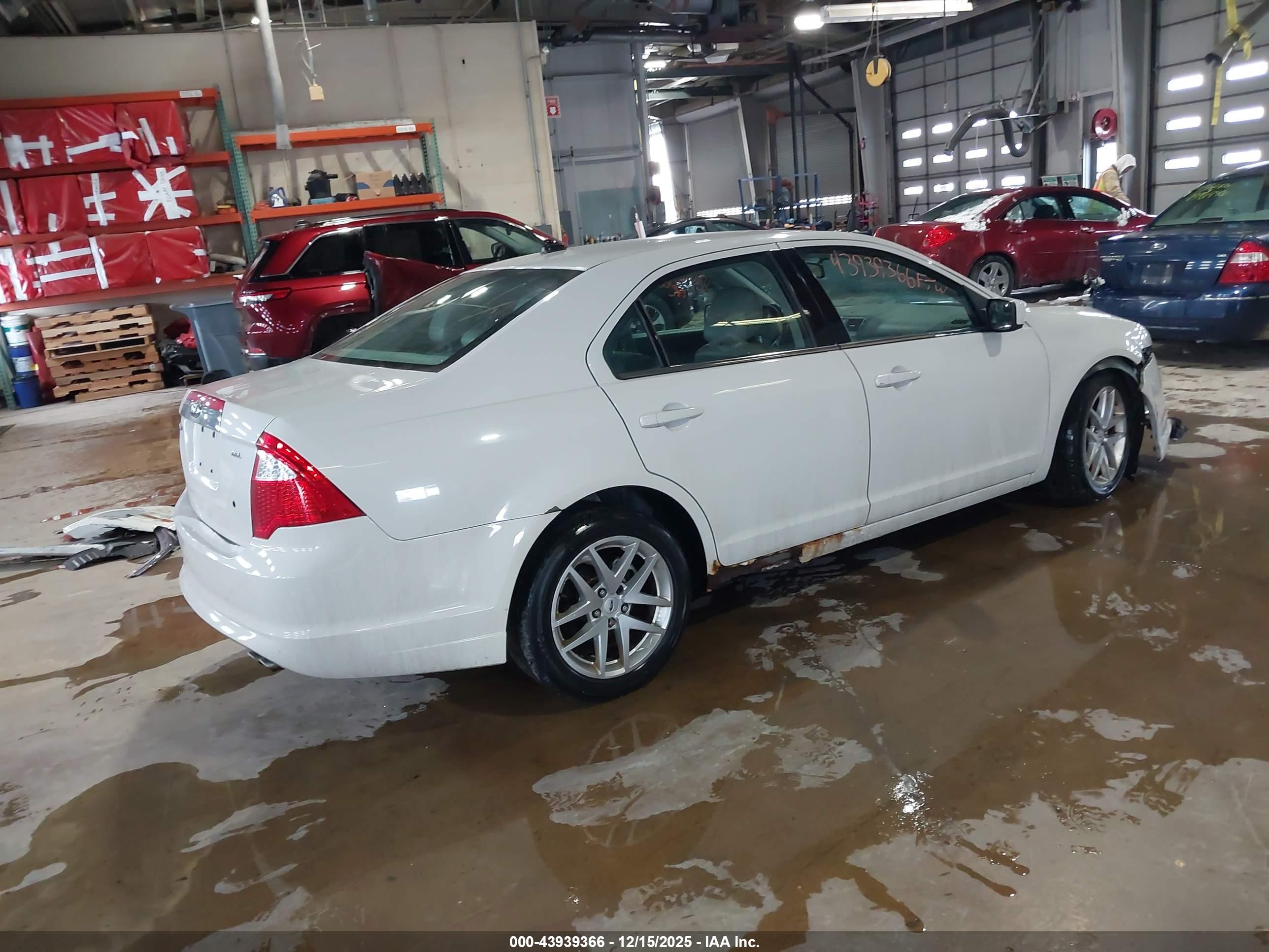FORD FUSION image 4