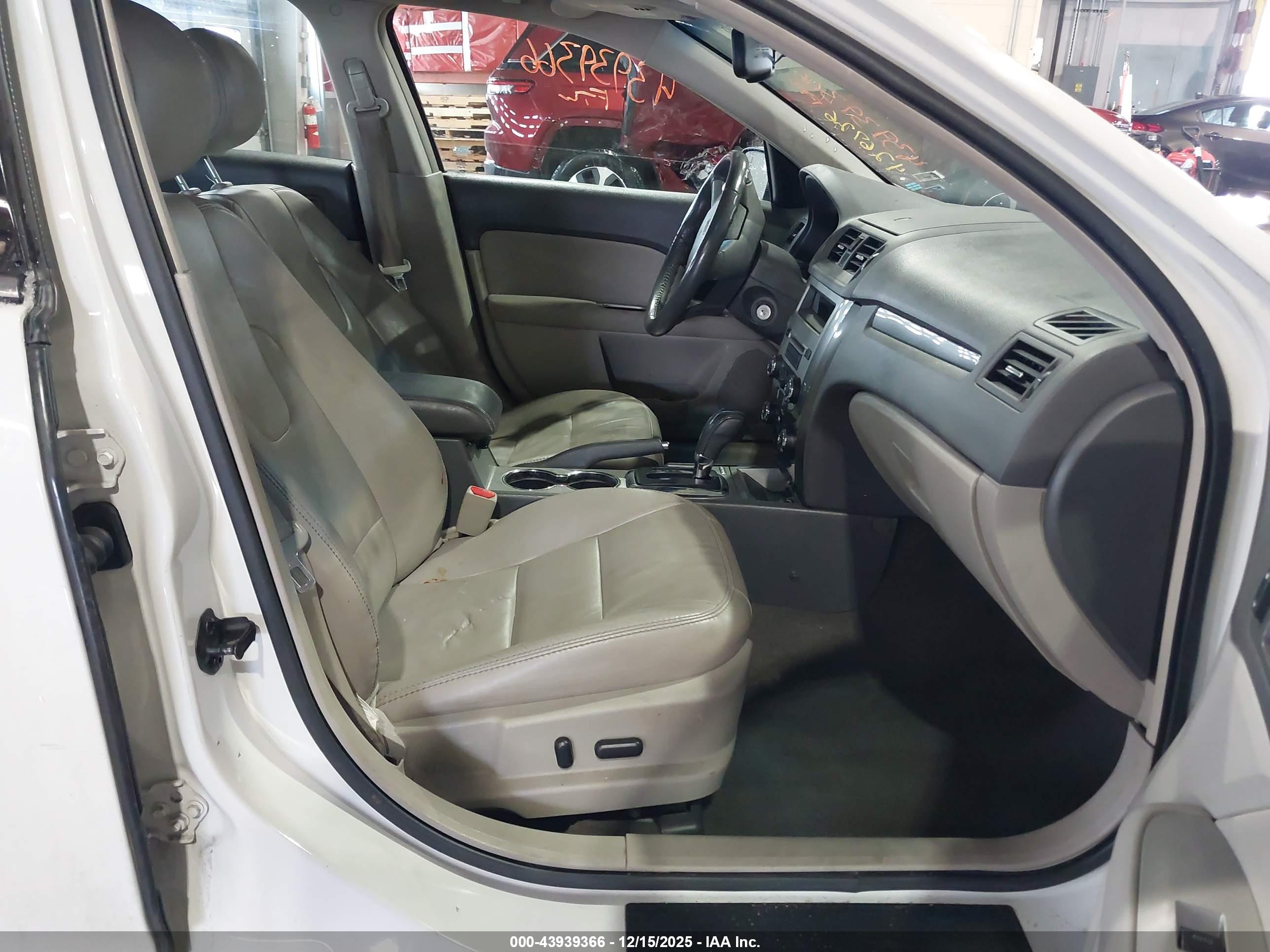 FORD FUSION image 5