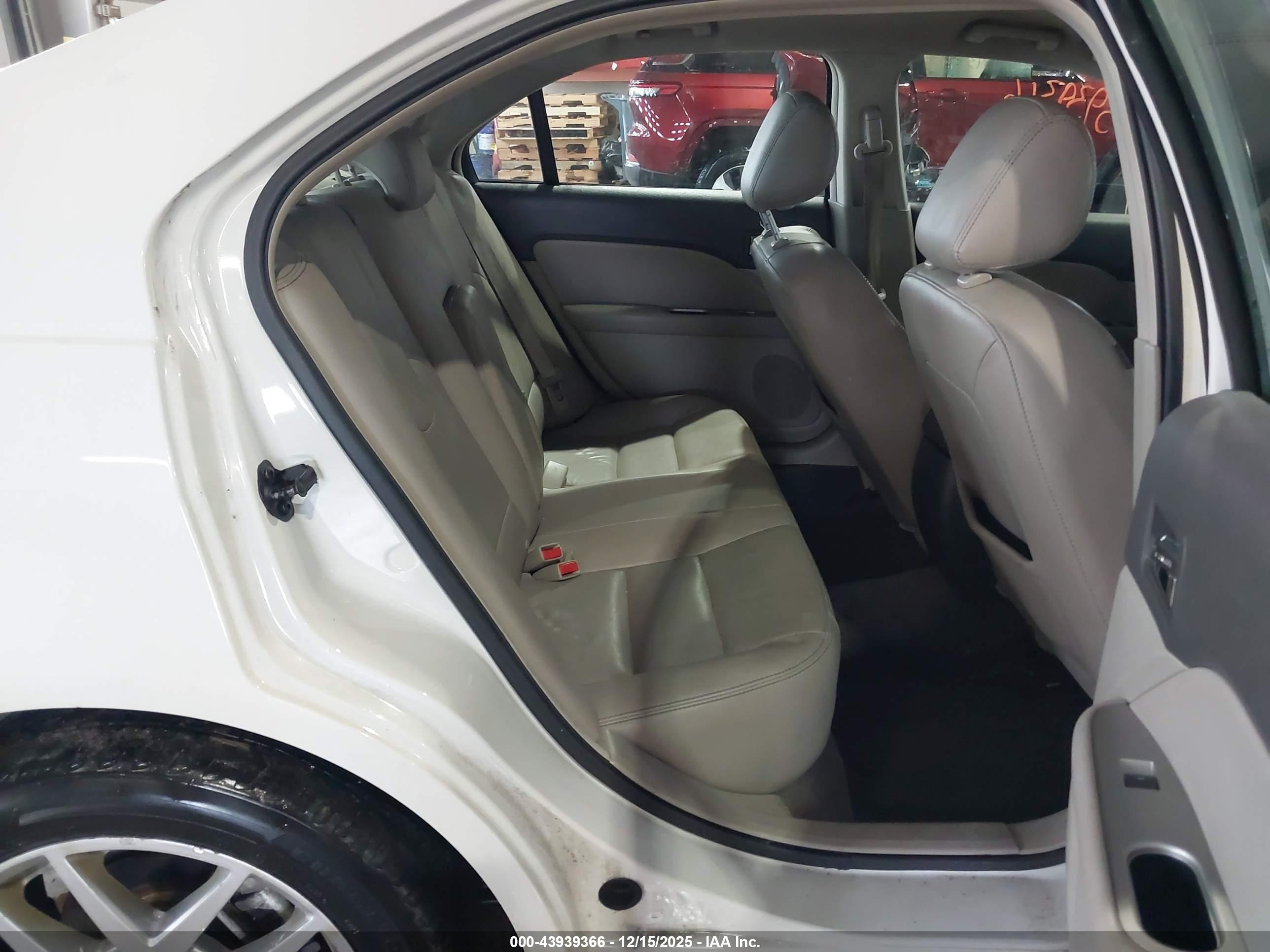FORD FUSION image 8