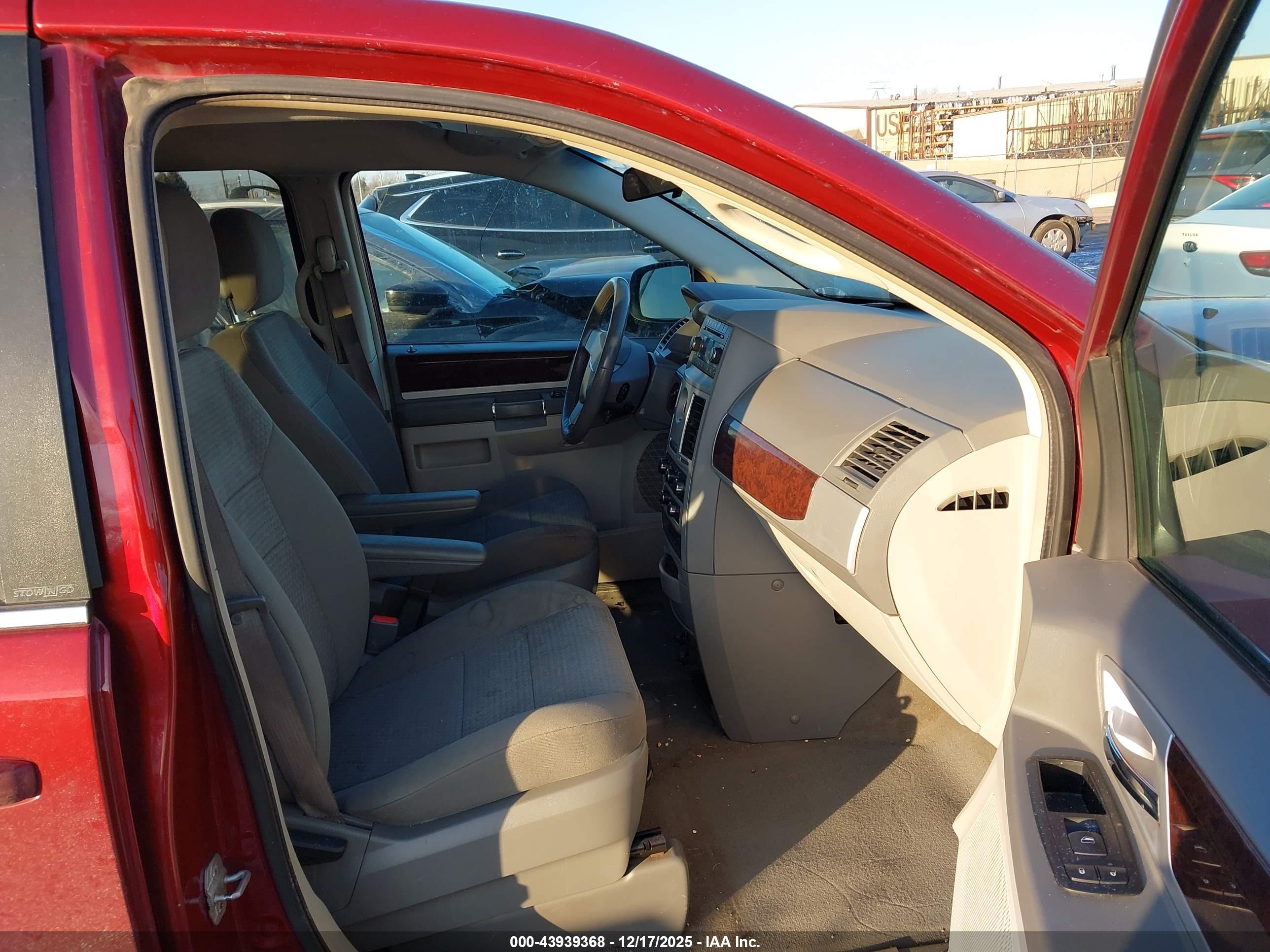 CHRYSLER TOWN image 5