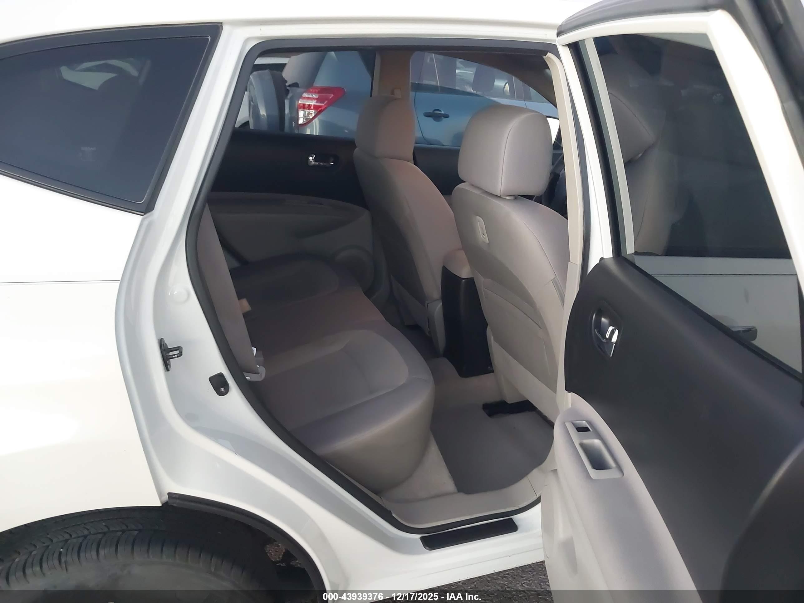 NISSAN ROGUE image 8