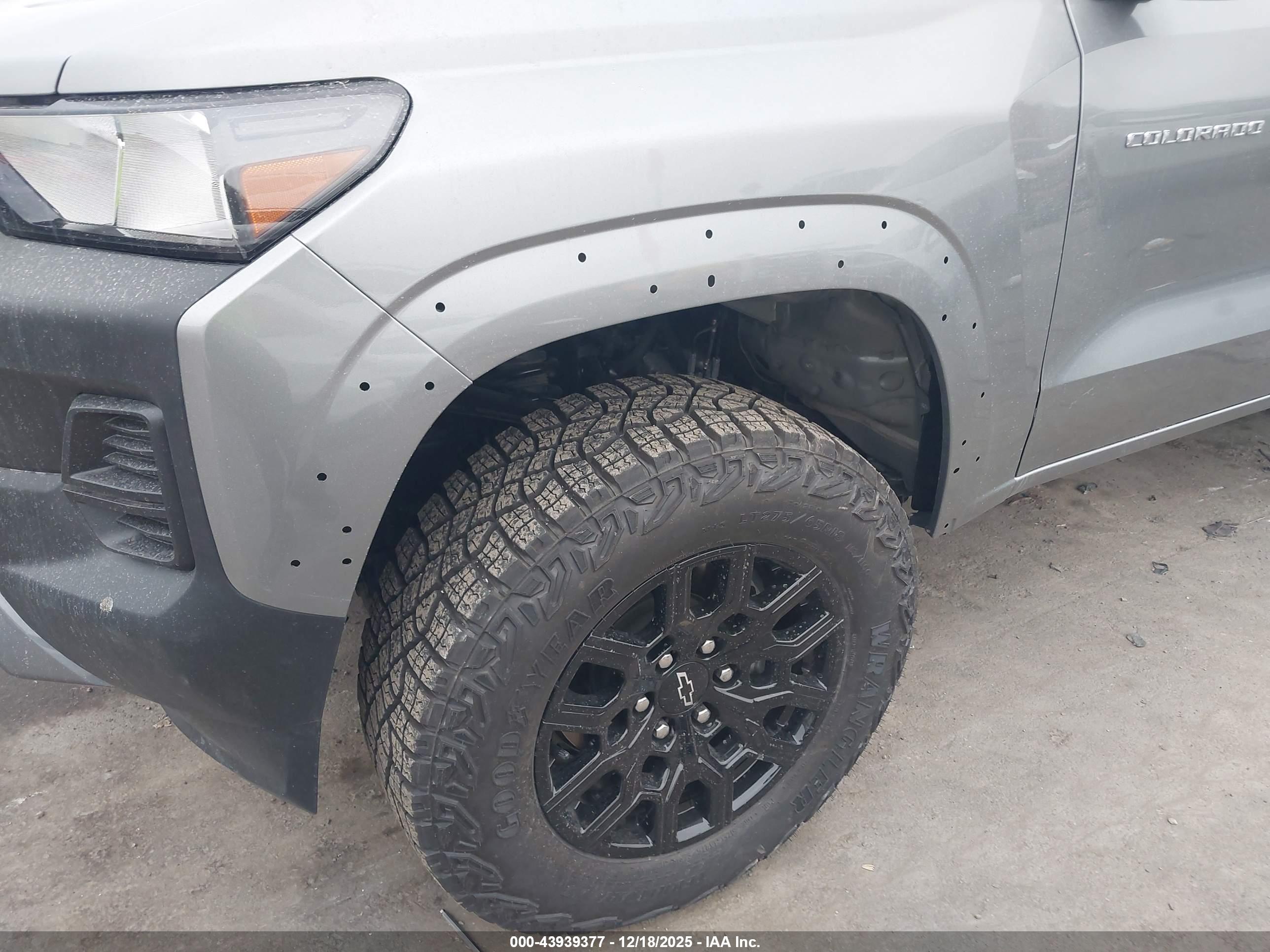 CHEVROLET COLORADO image 6