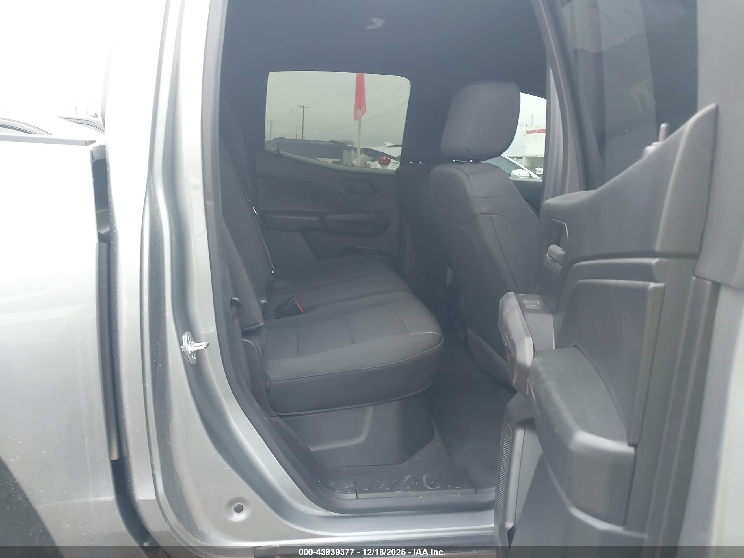 CHEVROLET COLORADO image 8