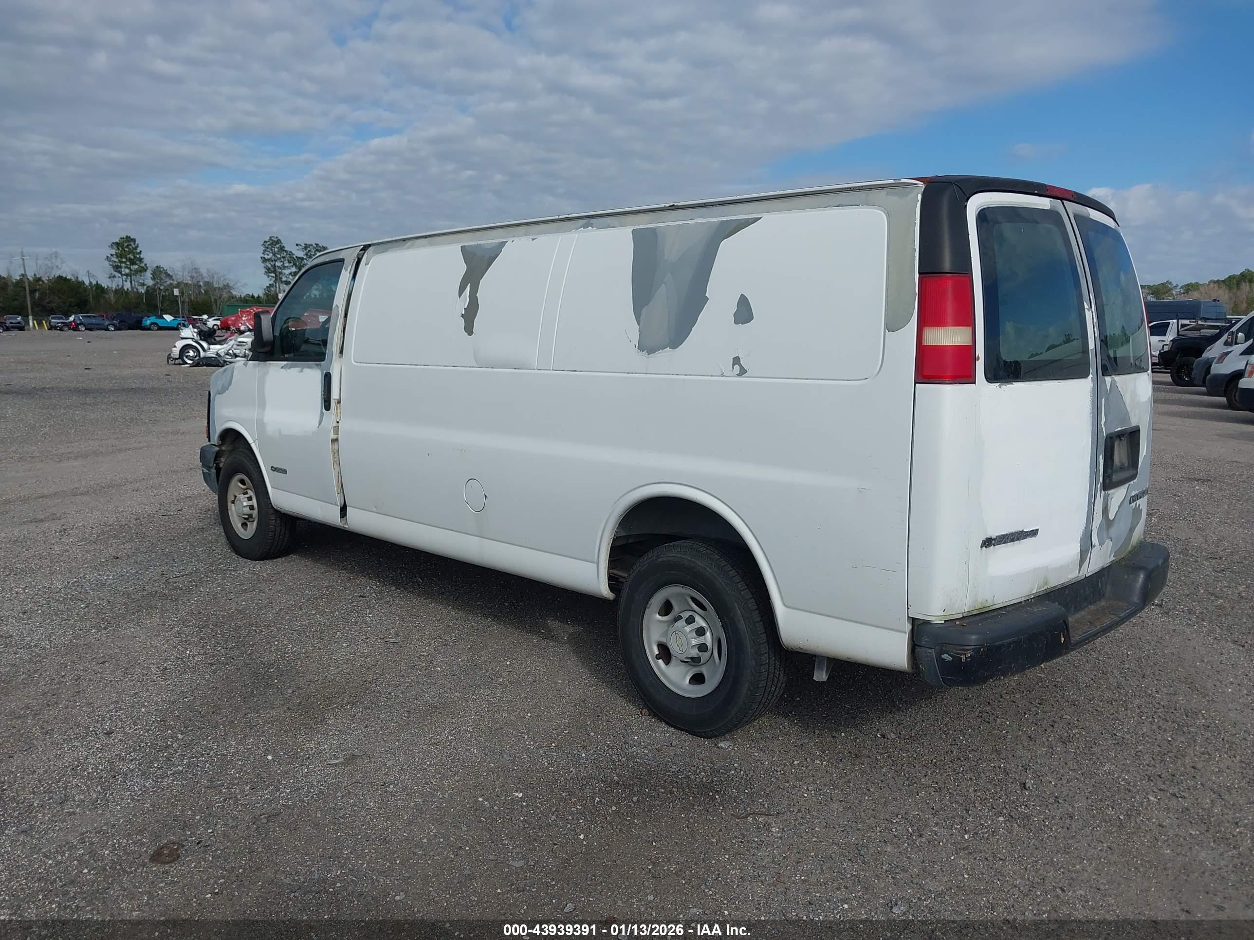 CHEVROLET EXPRESS image 3