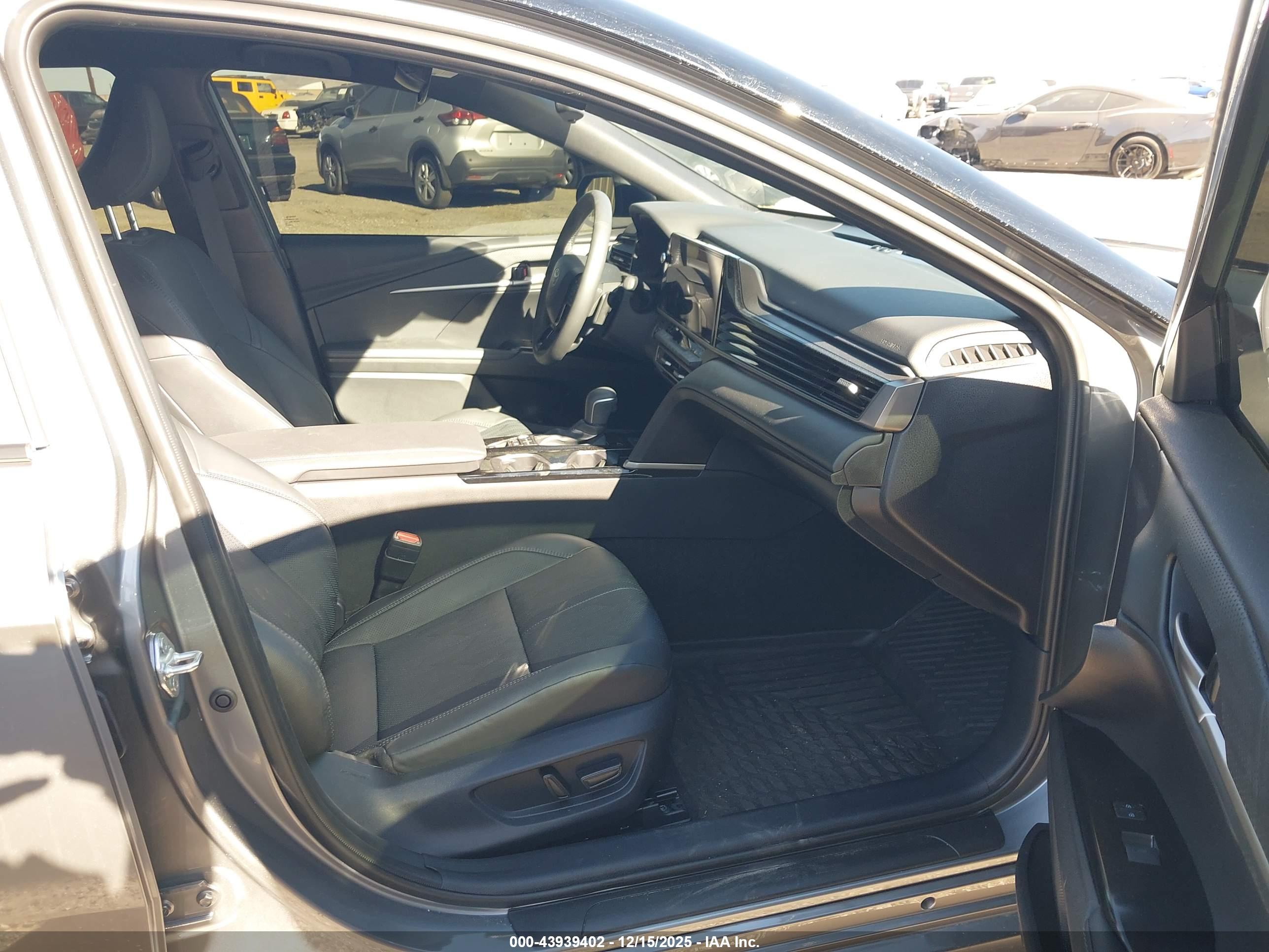 TOYOTA CAMRY image 5