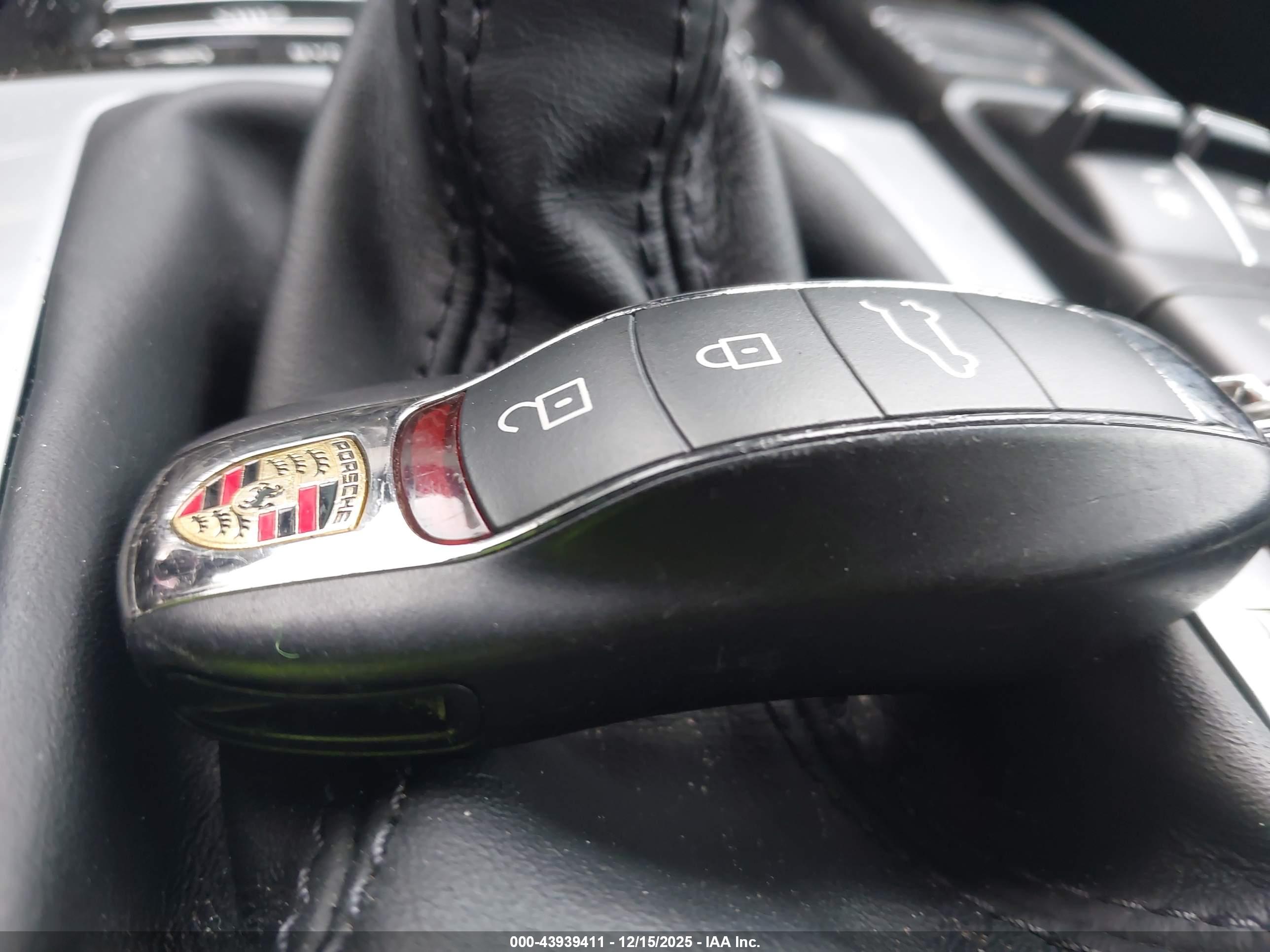PORSCHE MACAN image 11