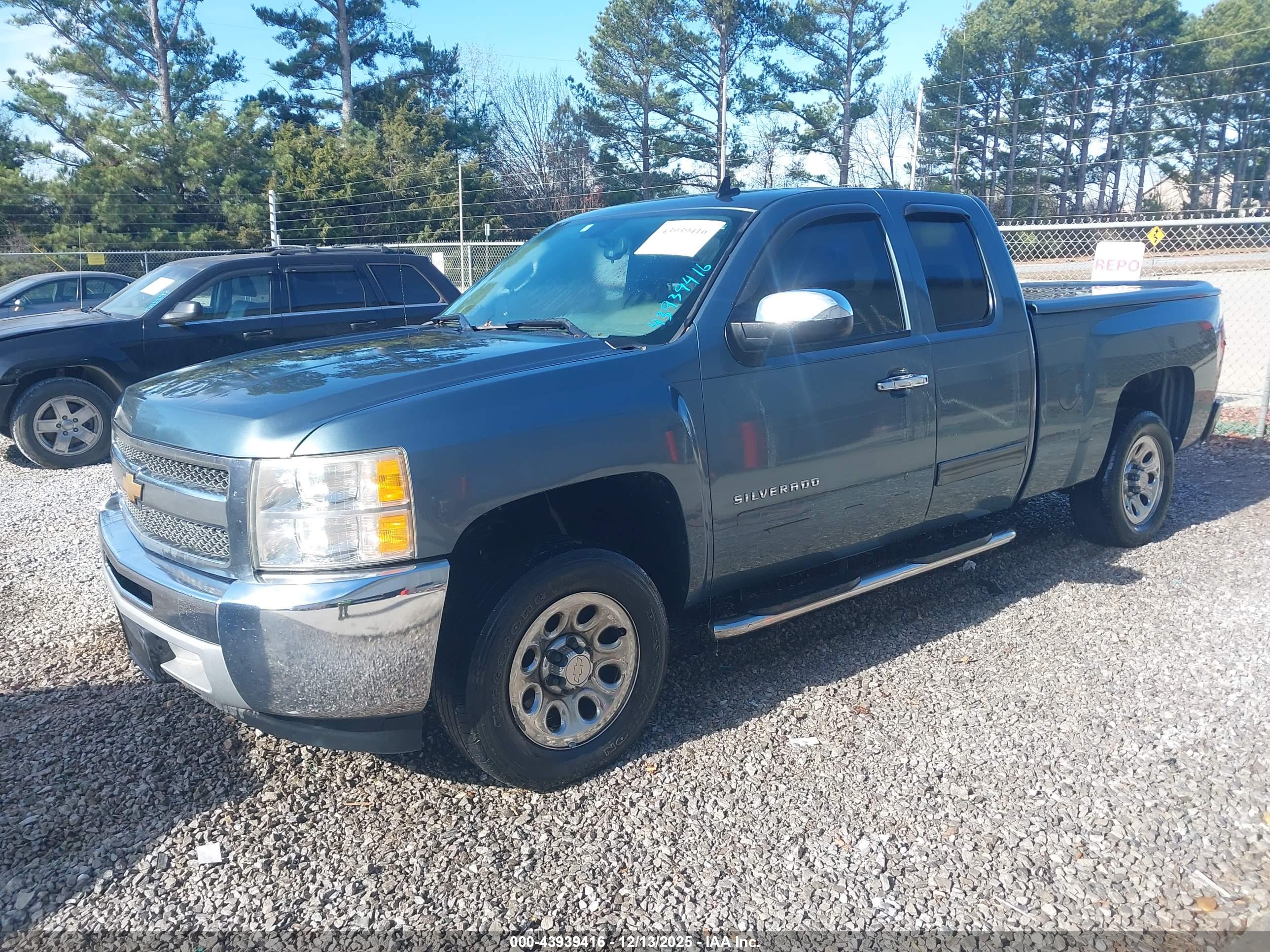 CHEVROLET SILVERADO image 2