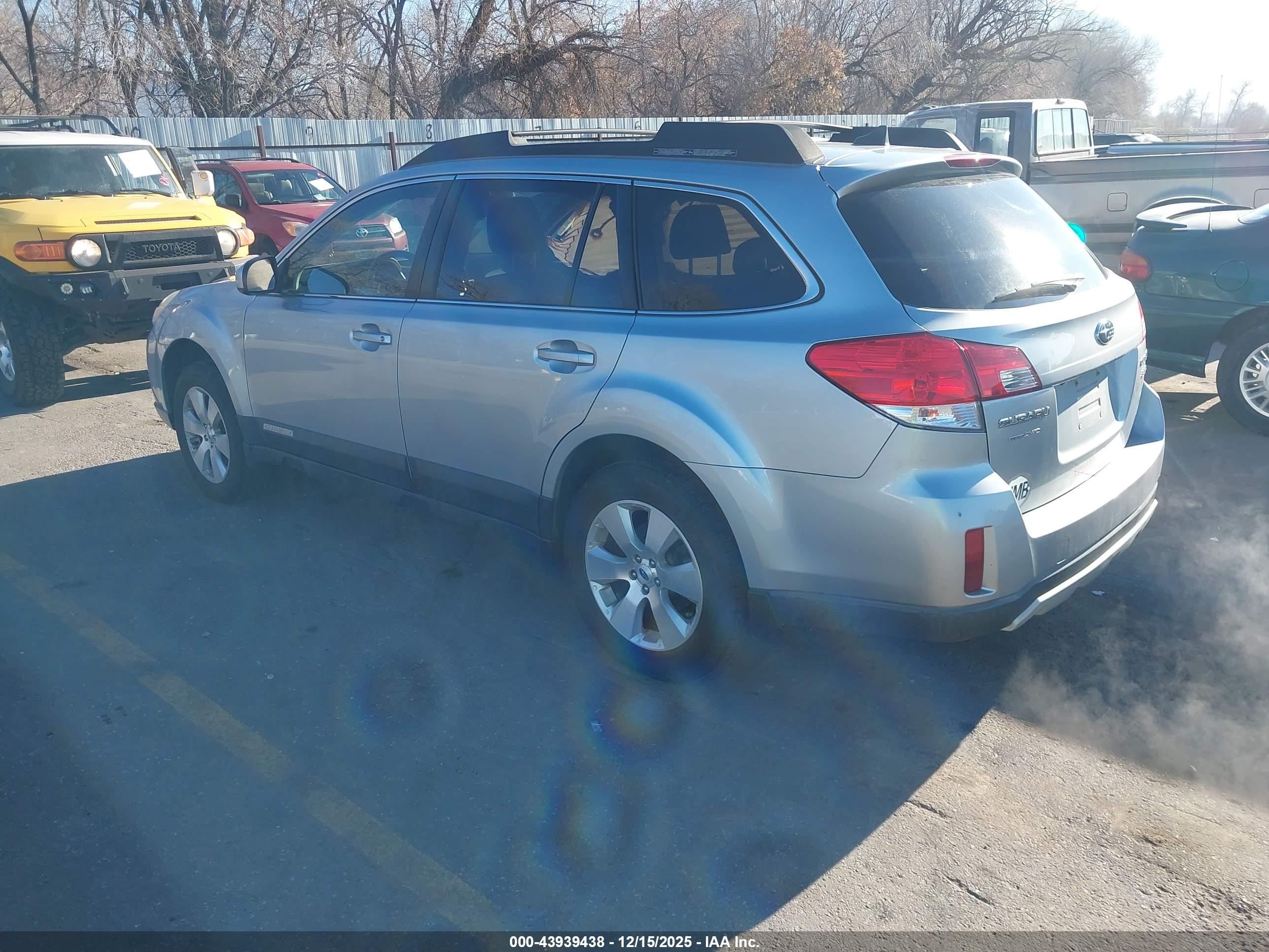 SUBARU OUTBACK image 3