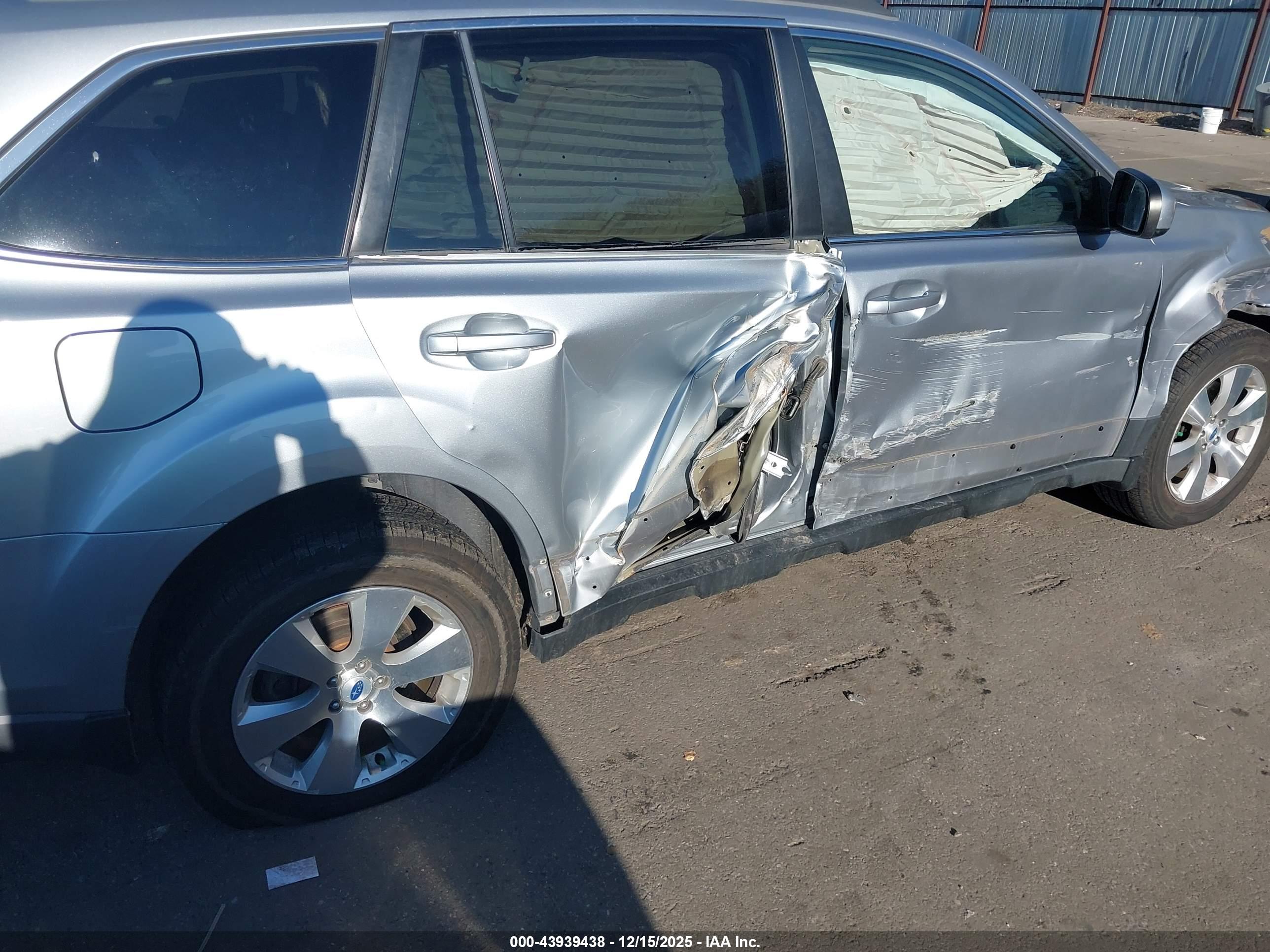 SUBARU OUTBACK image 6