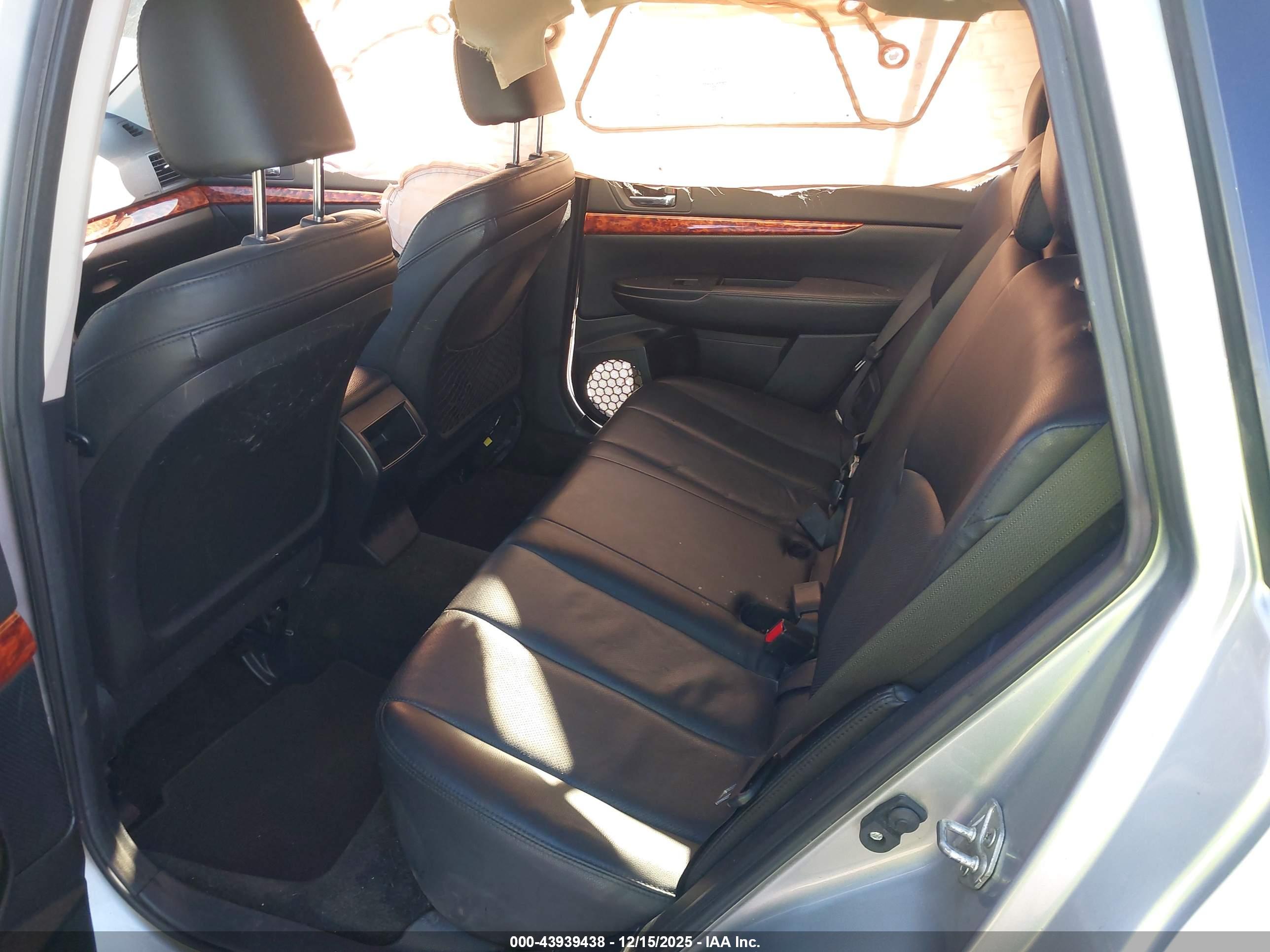 SUBARU OUTBACK image 8