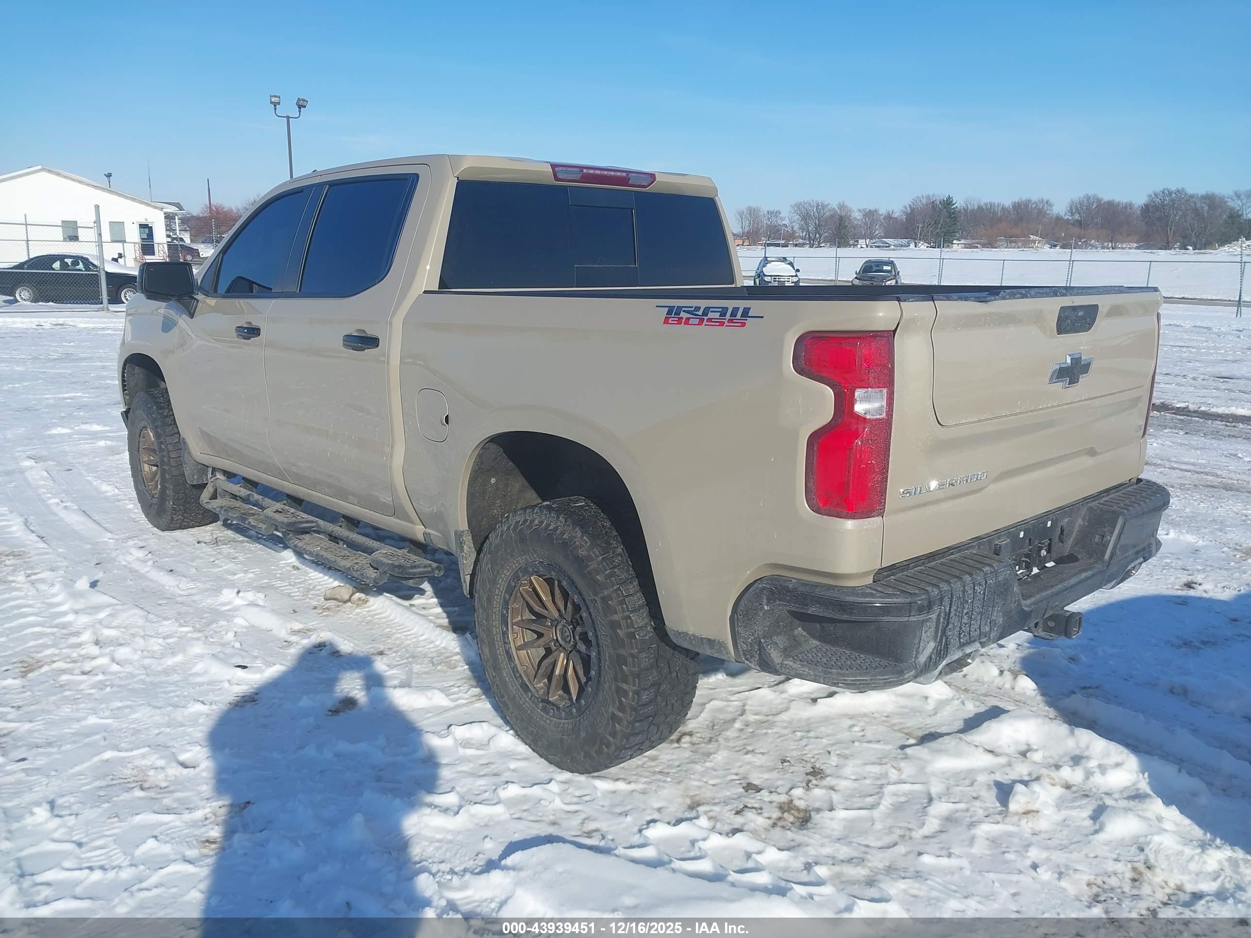 CHEVROLET SILVERADO image 3