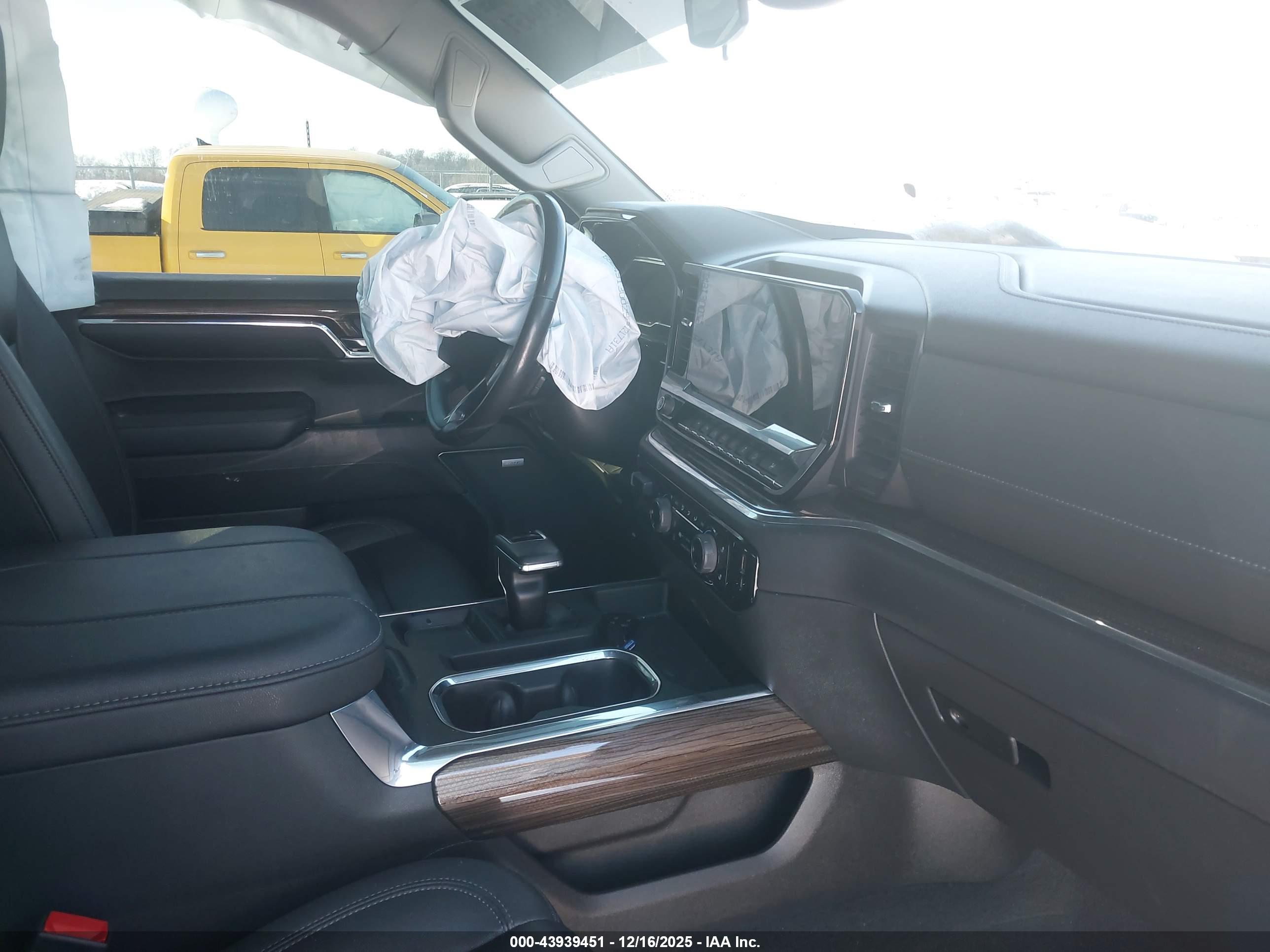 CHEVROLET SILVERADO image 5