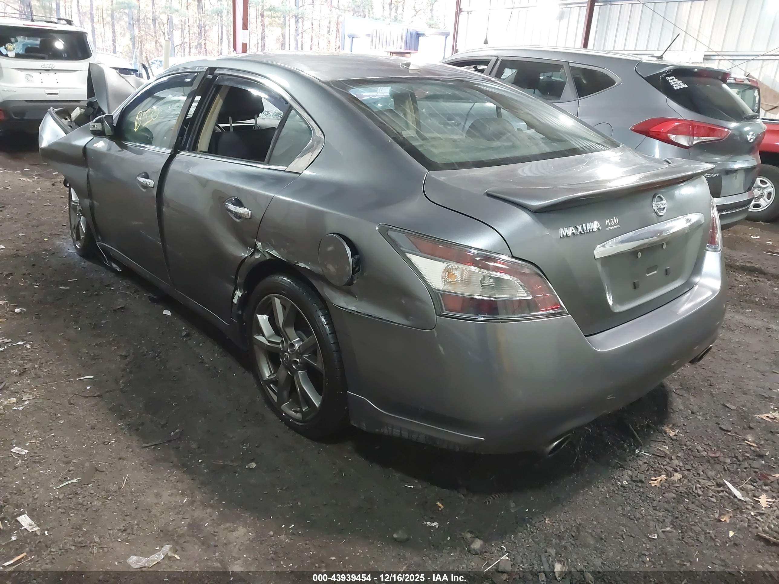 NISSAN MAXIMA image 3