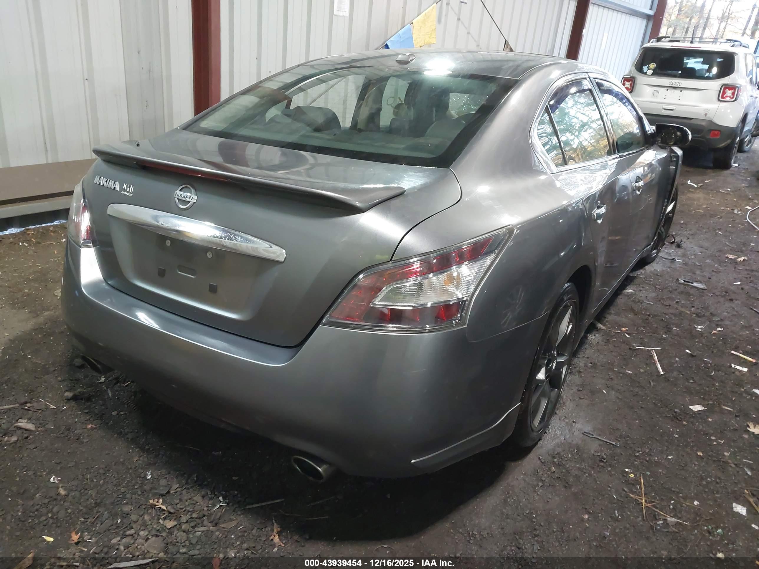 NISSAN MAXIMA image 4