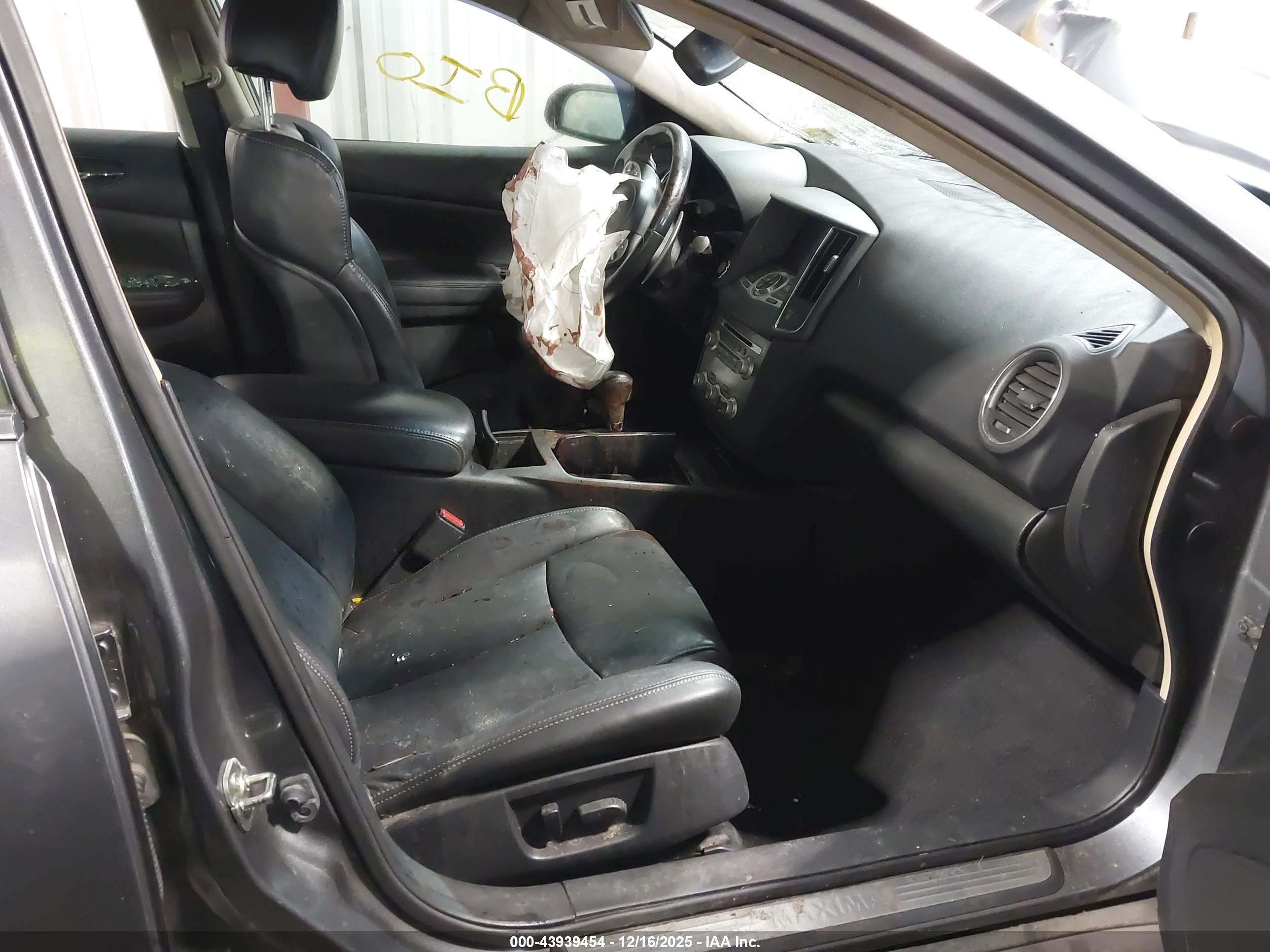 NISSAN MAXIMA image 5