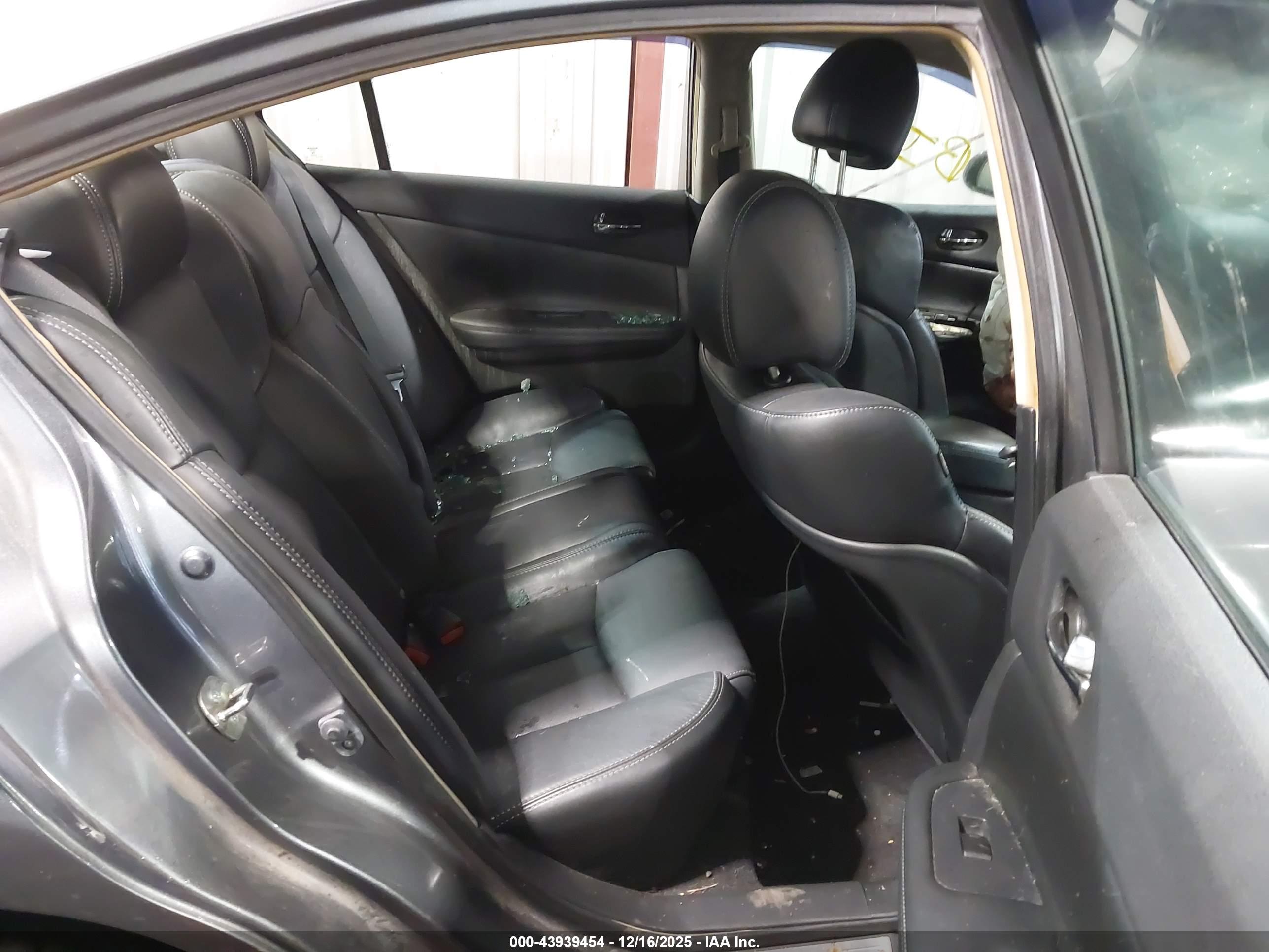 NISSAN MAXIMA image 8
