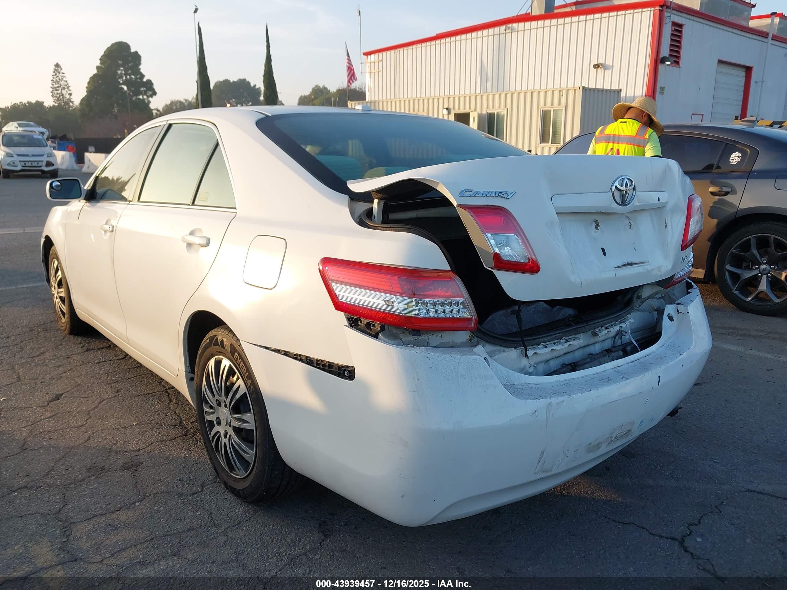 TOYOTA CAMRY image 3