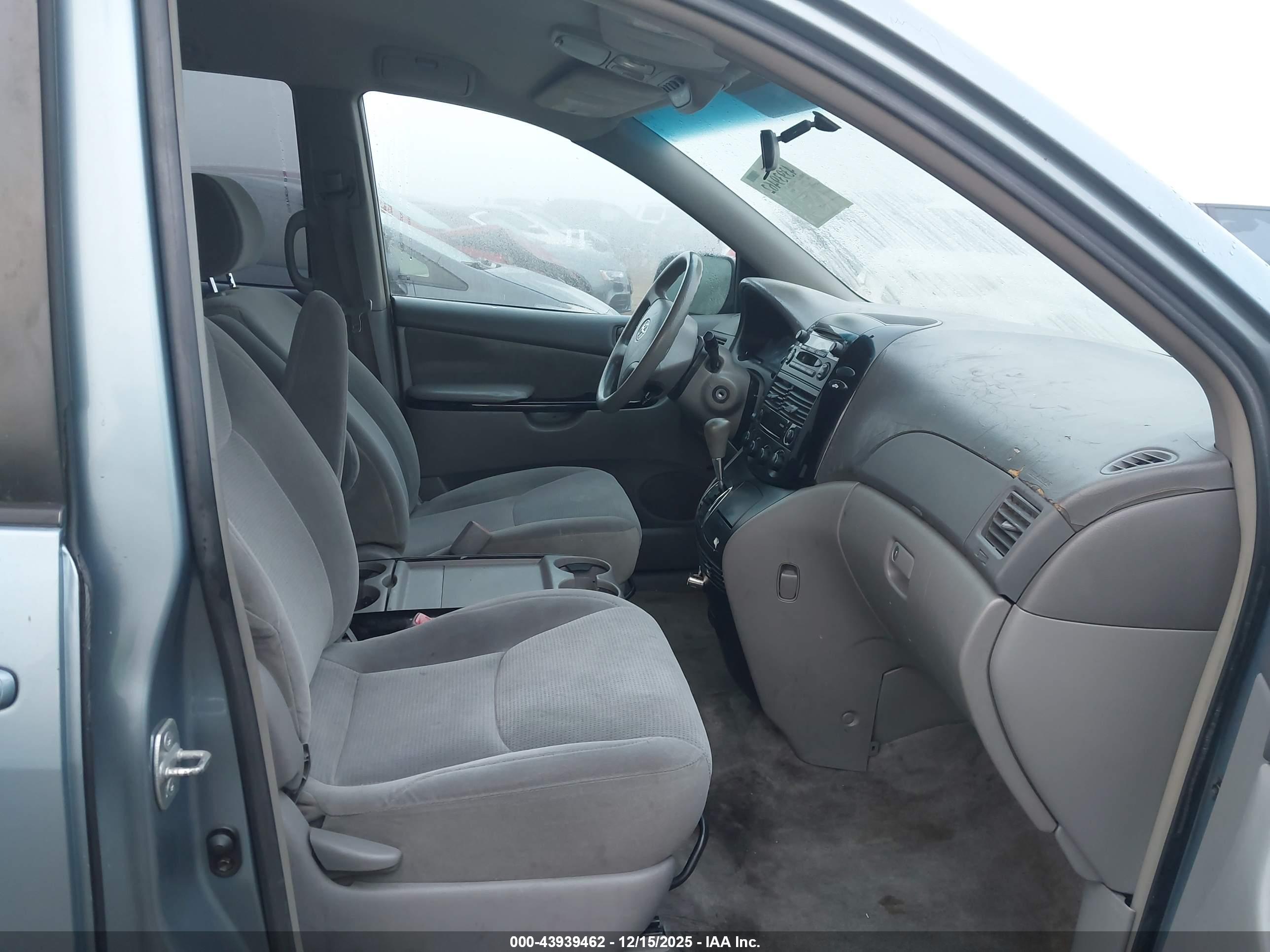 TOYOTA SIENNA image 5