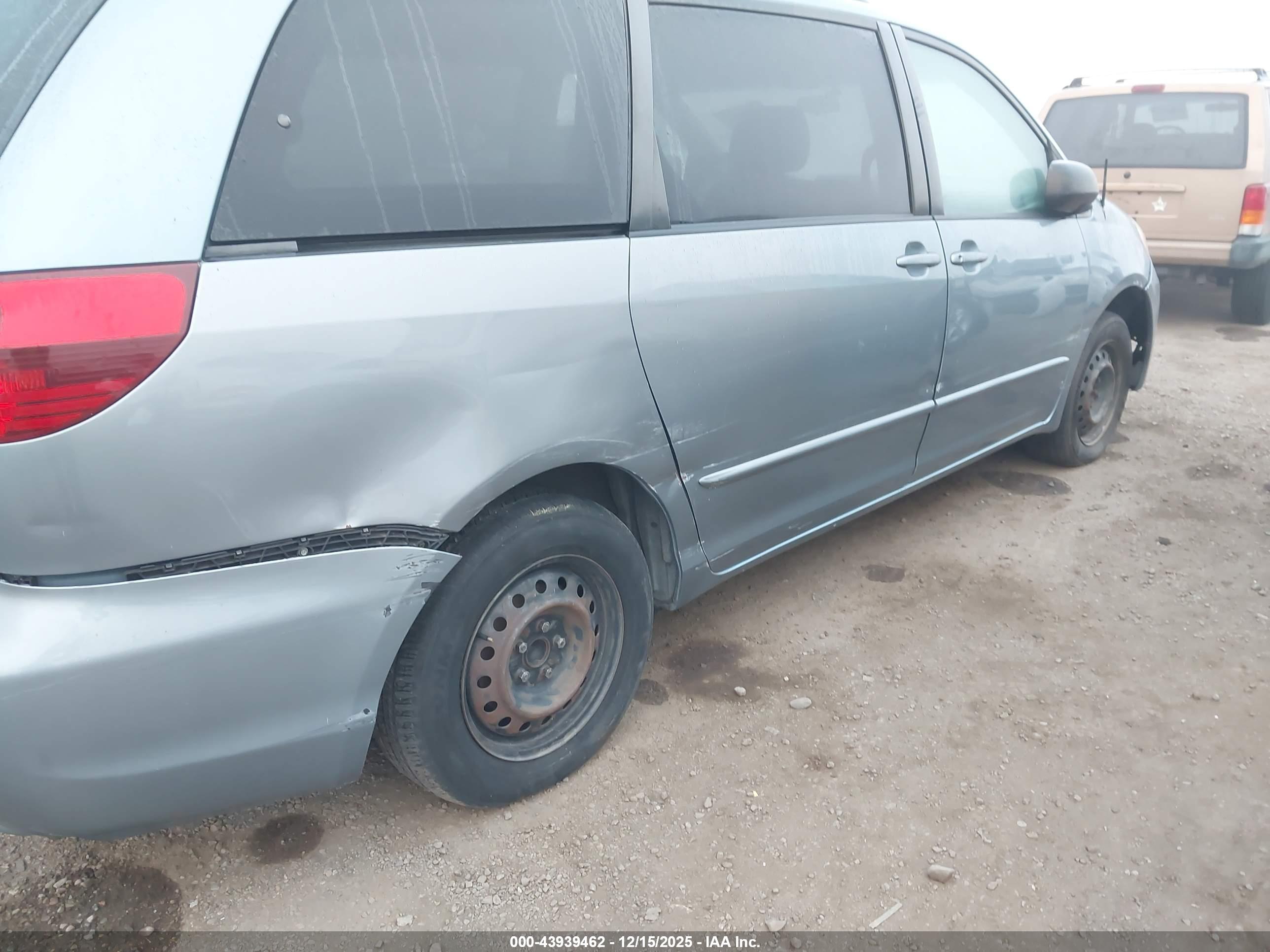 TOYOTA SIENNA image 6