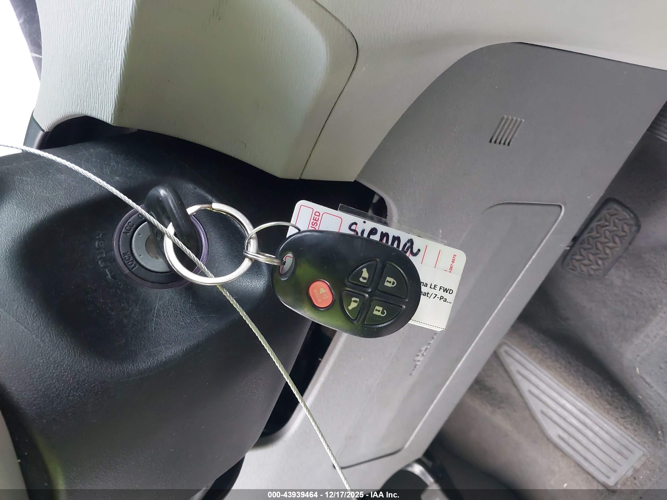 TOYOTA SIENNA image 11