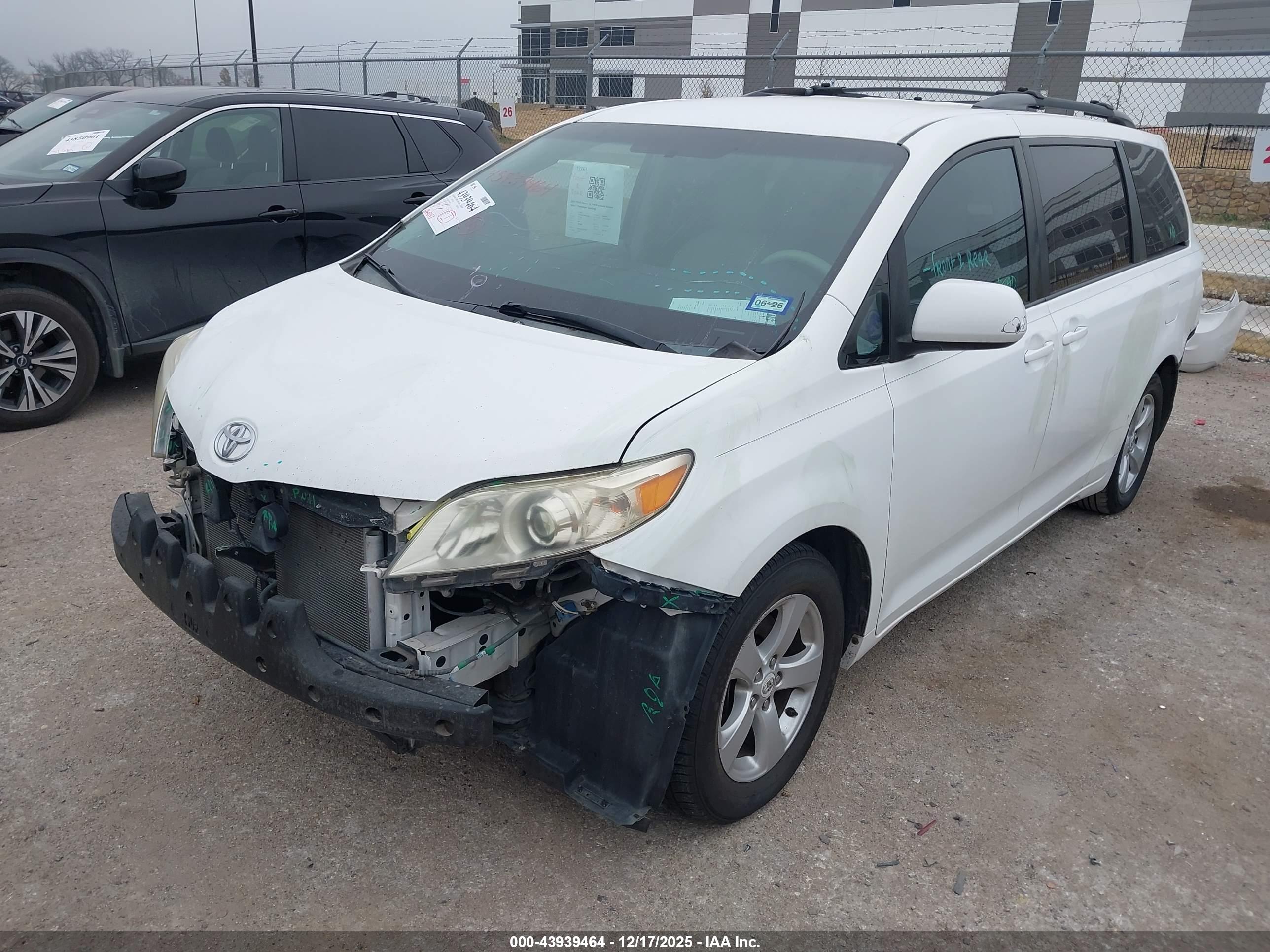 TOYOTA SIENNA image 2