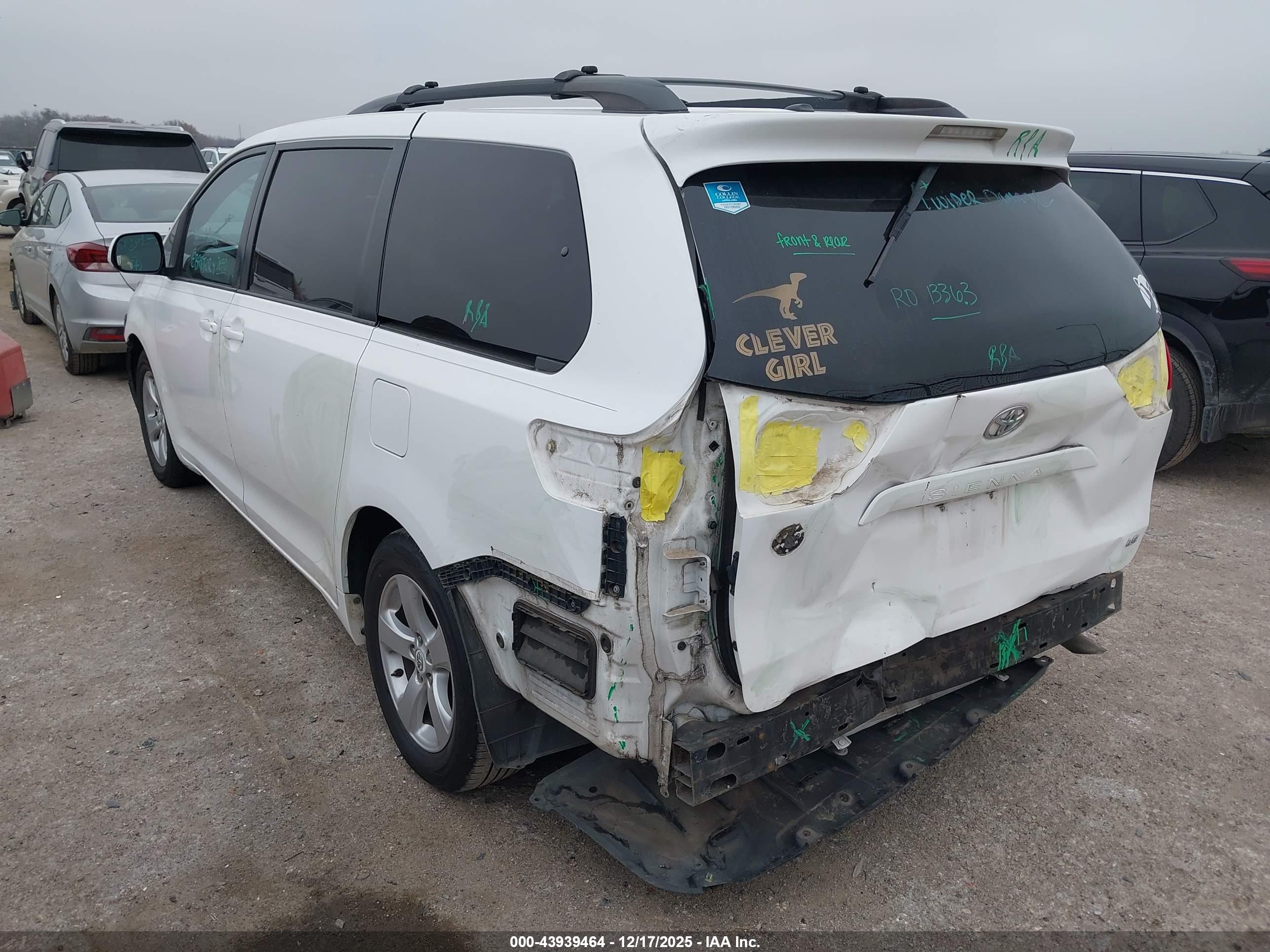TOYOTA SIENNA image 3