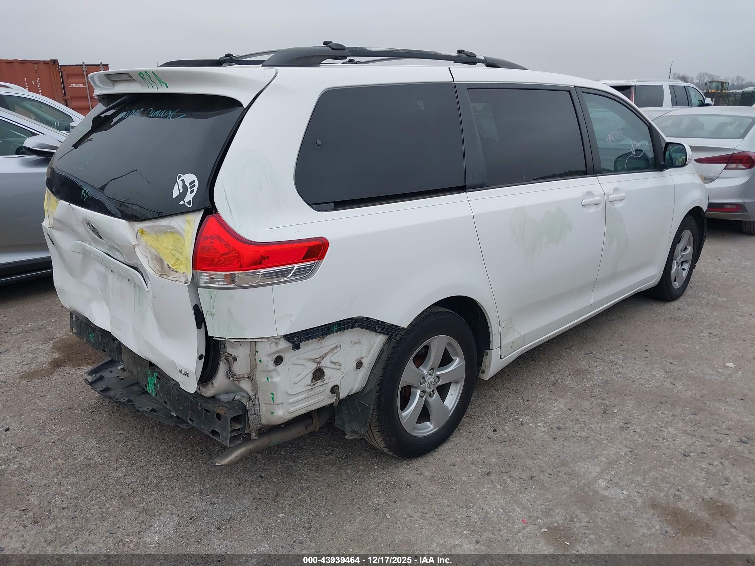 TOYOTA SIENNA image 4
