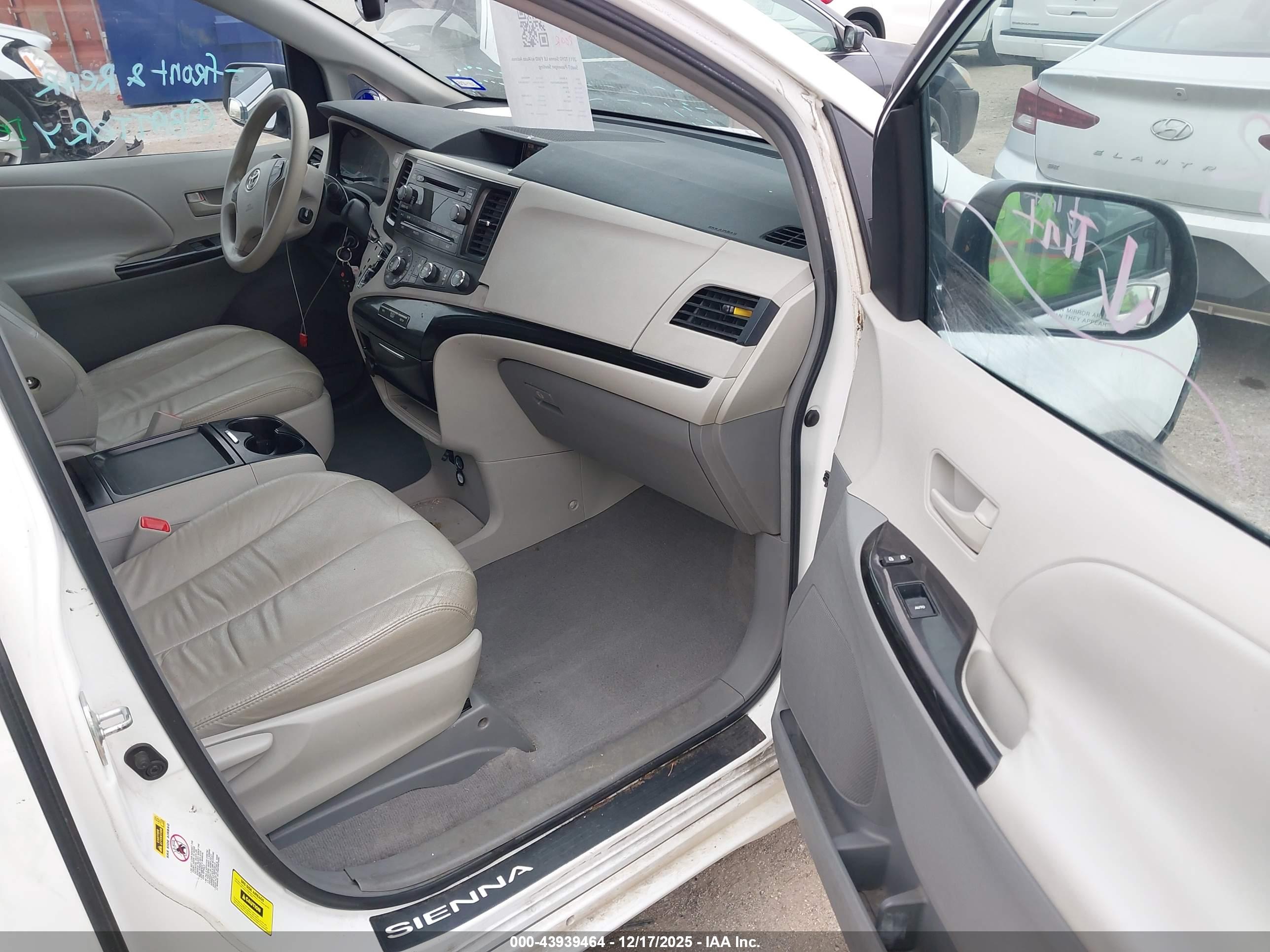 TOYOTA SIENNA image 5