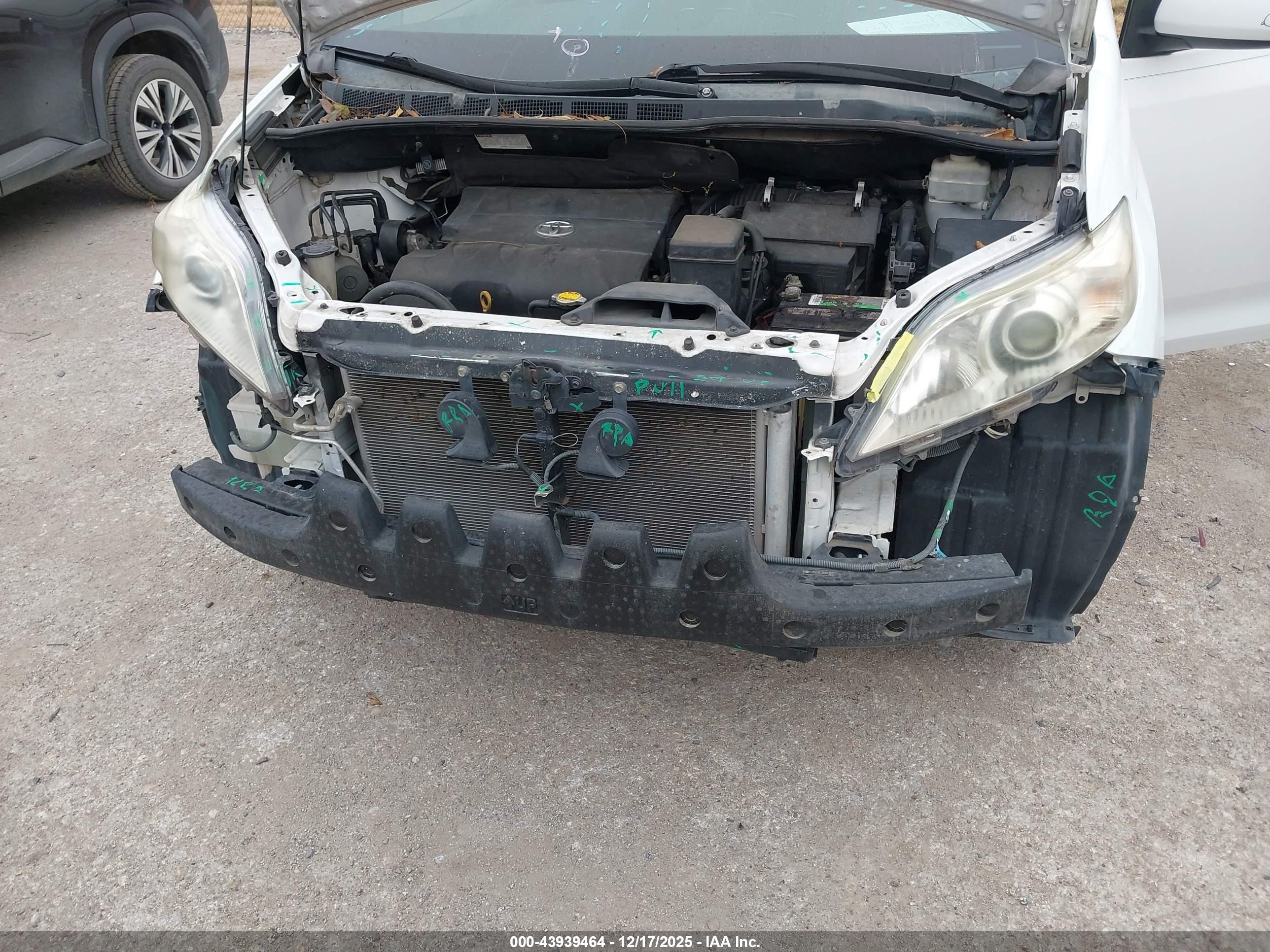 TOYOTA SIENNA image 6