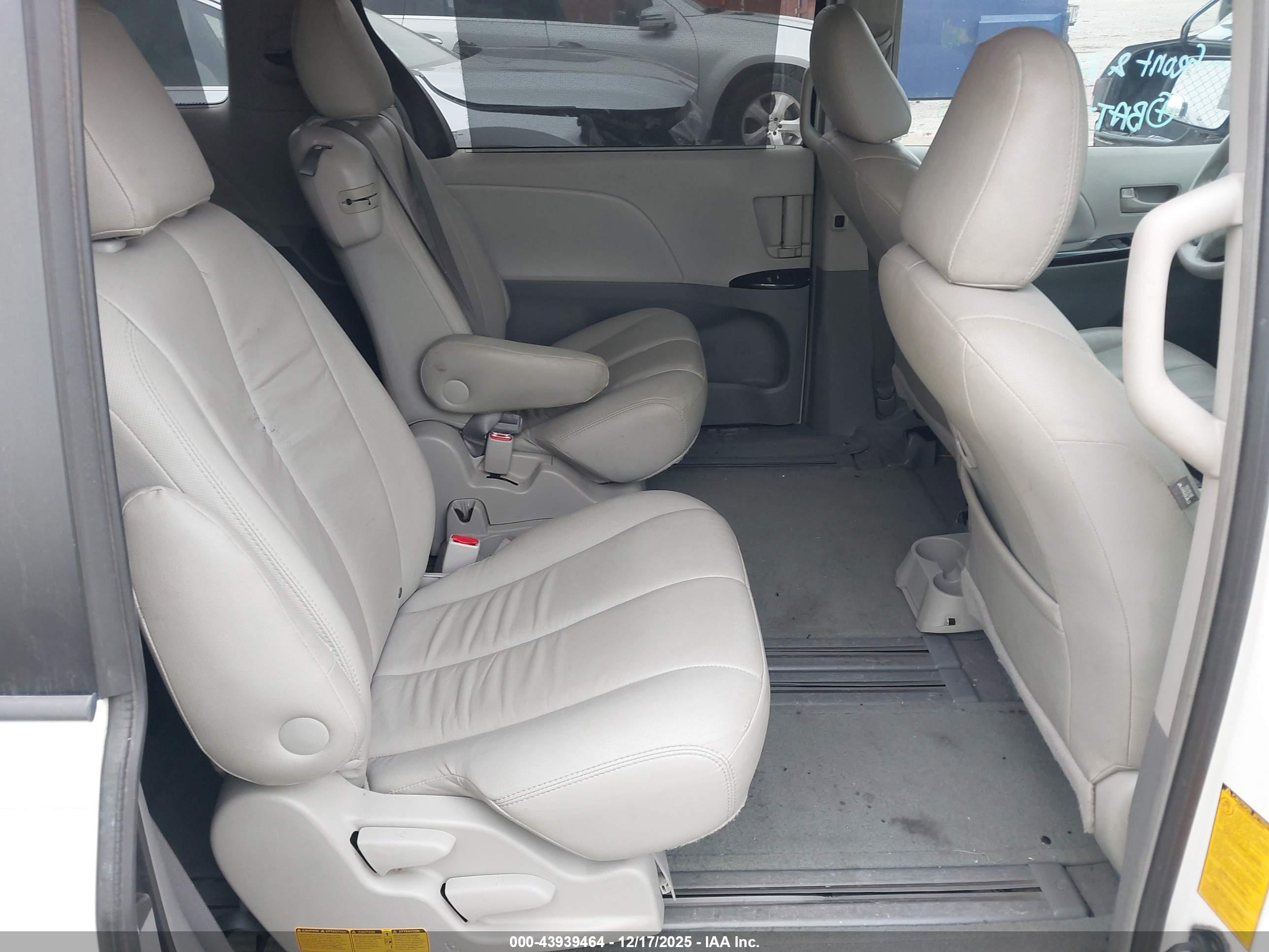 TOYOTA SIENNA image 8