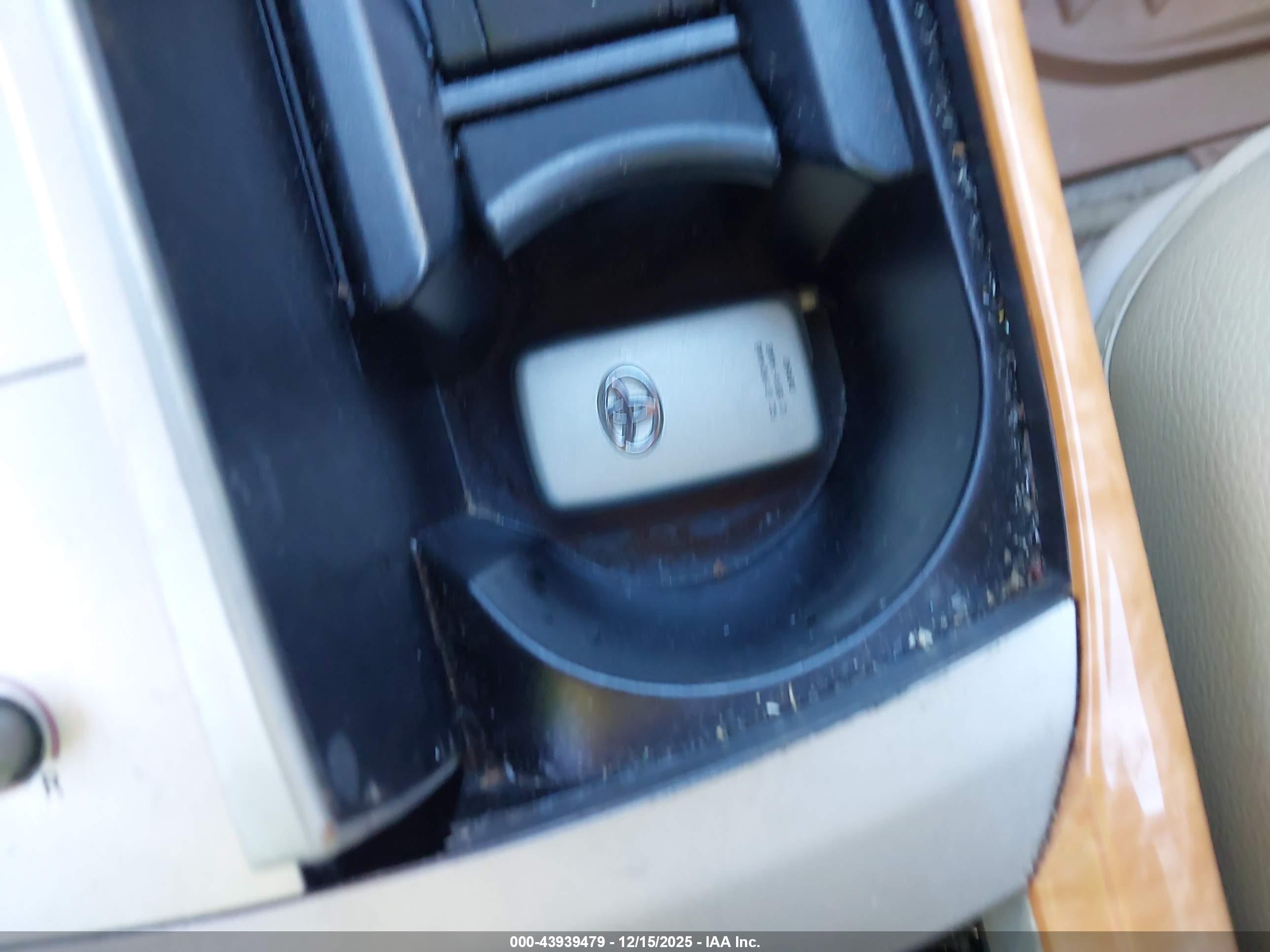 TOYOTA AVALON image 11