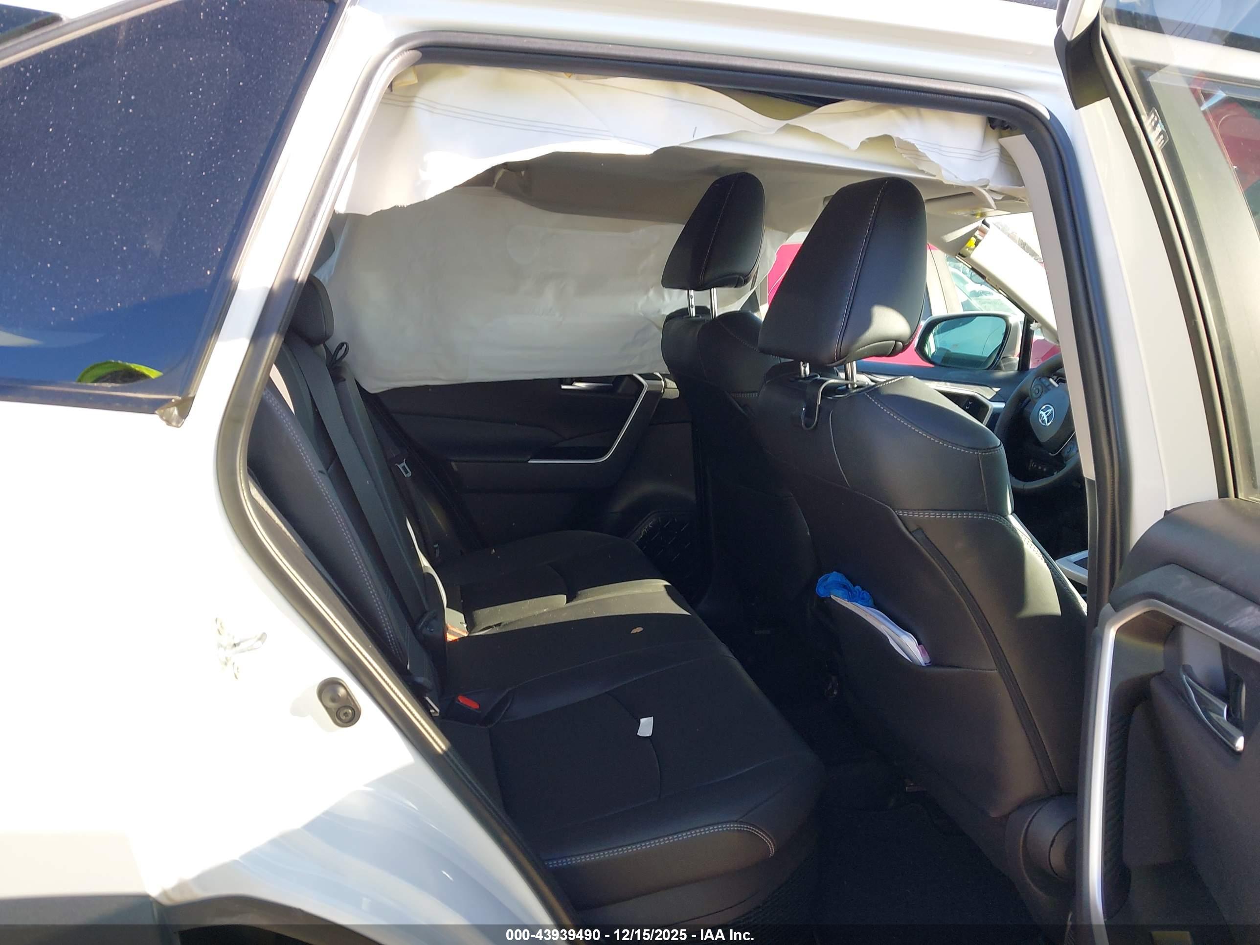 TOYOTA RAV4 image 8