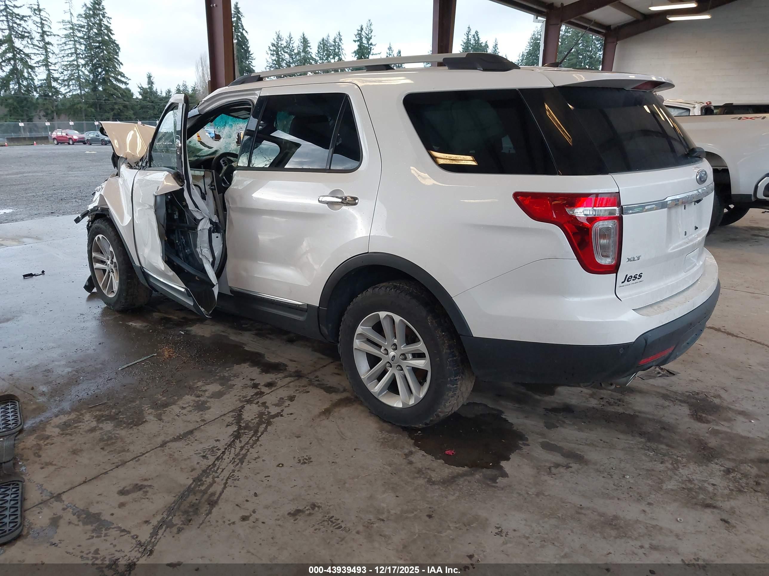 FORD EXPLORER image 3