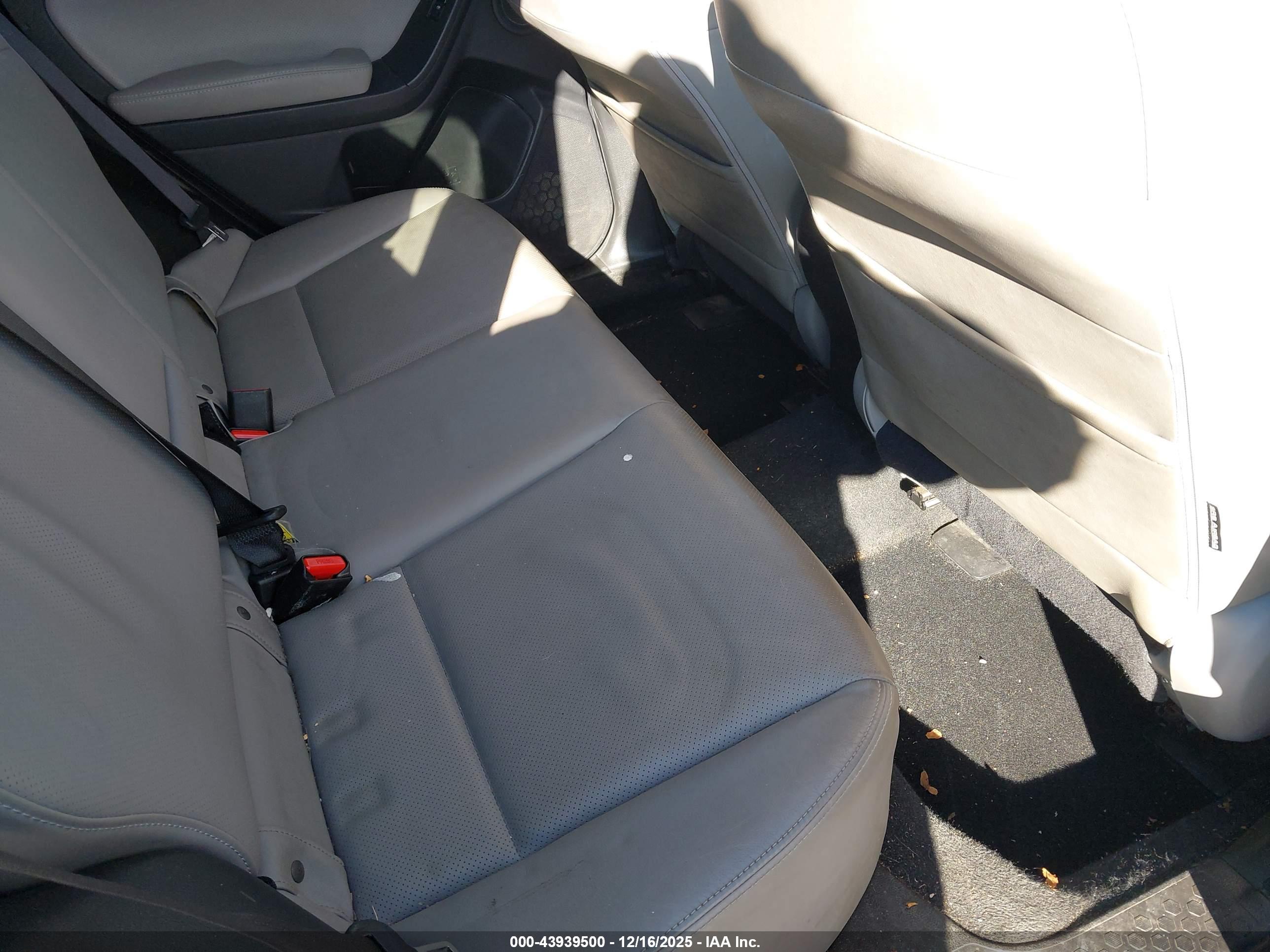 SUBARU FORESTER image 8