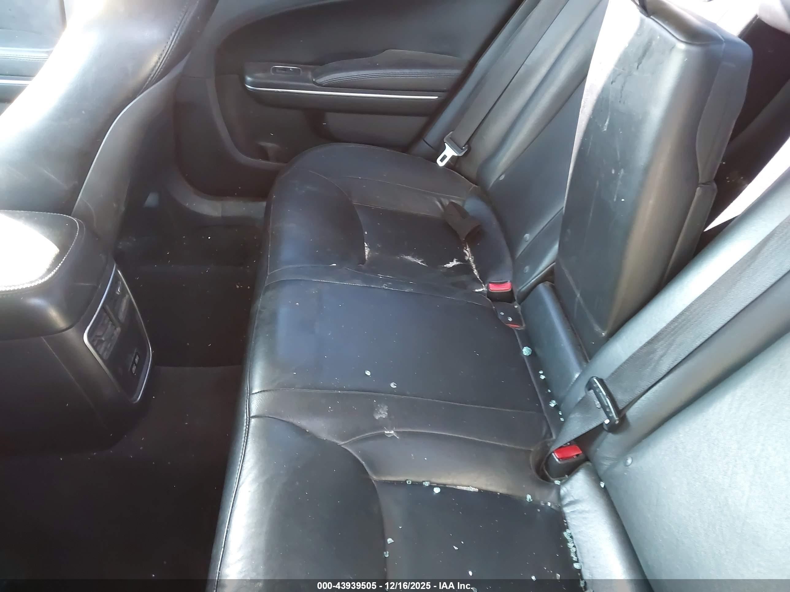 CHRYSLER 300 image 8