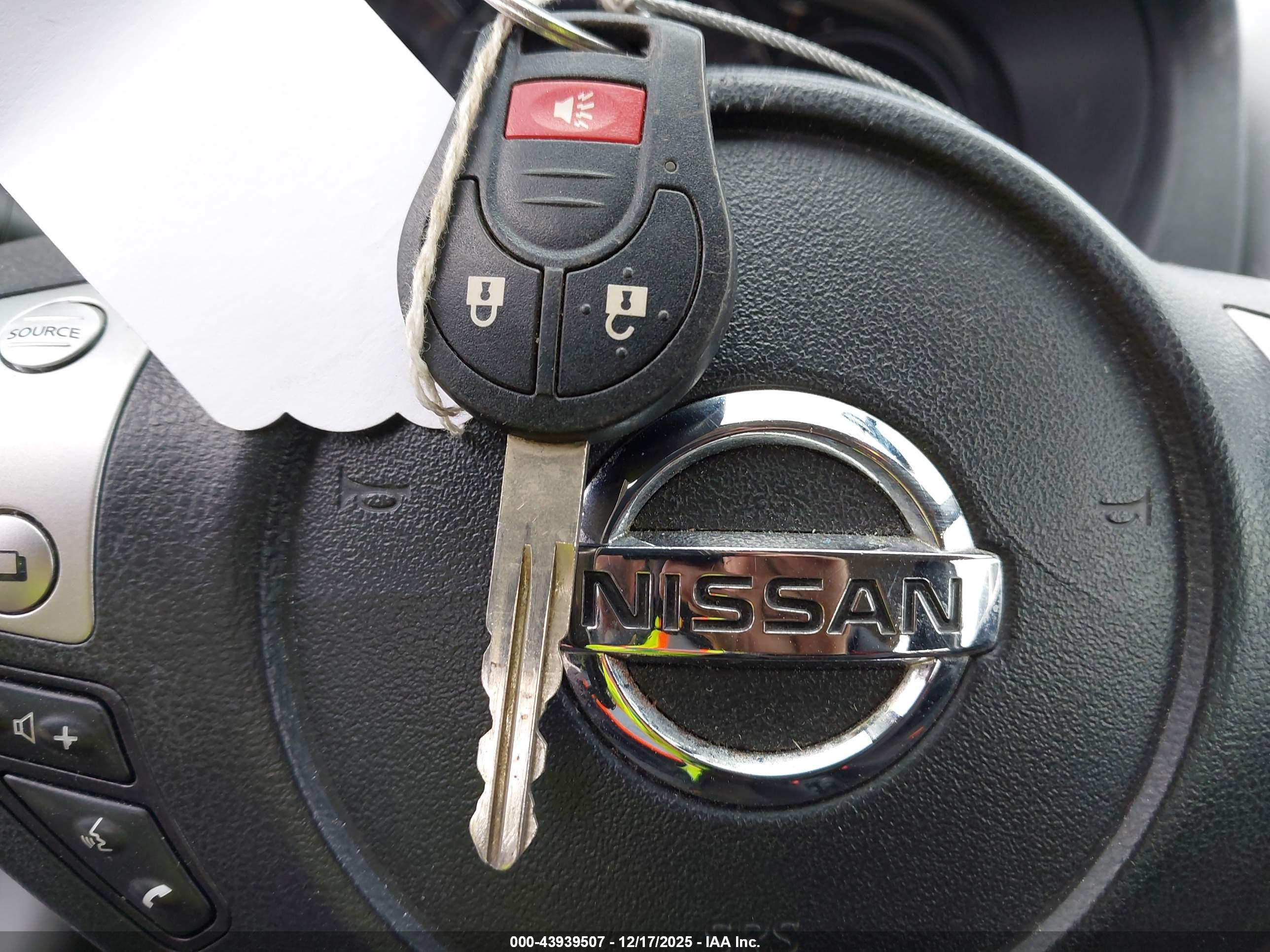 NISSAN VERSA image 11