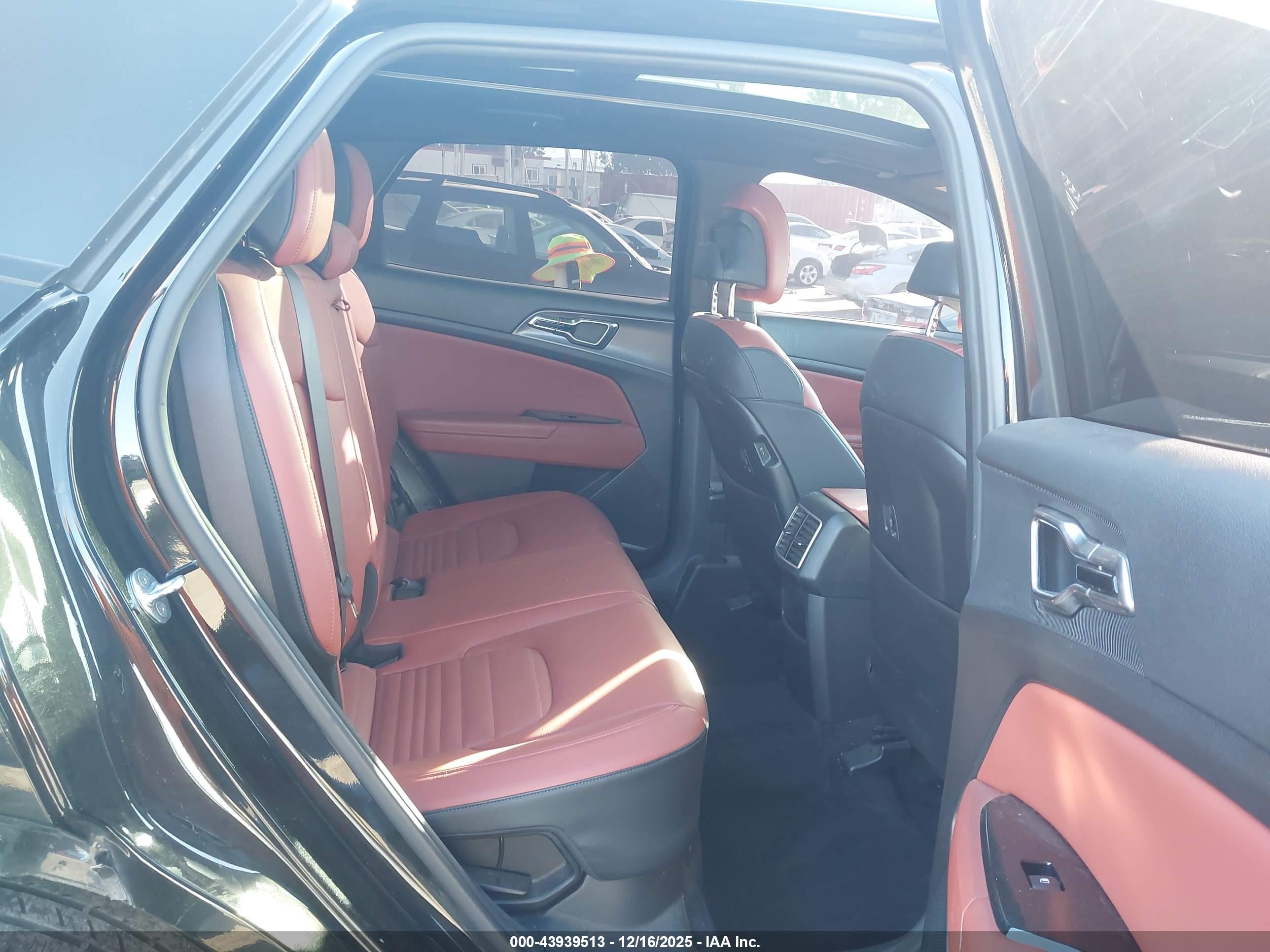 KIA SPORTAGE image 8