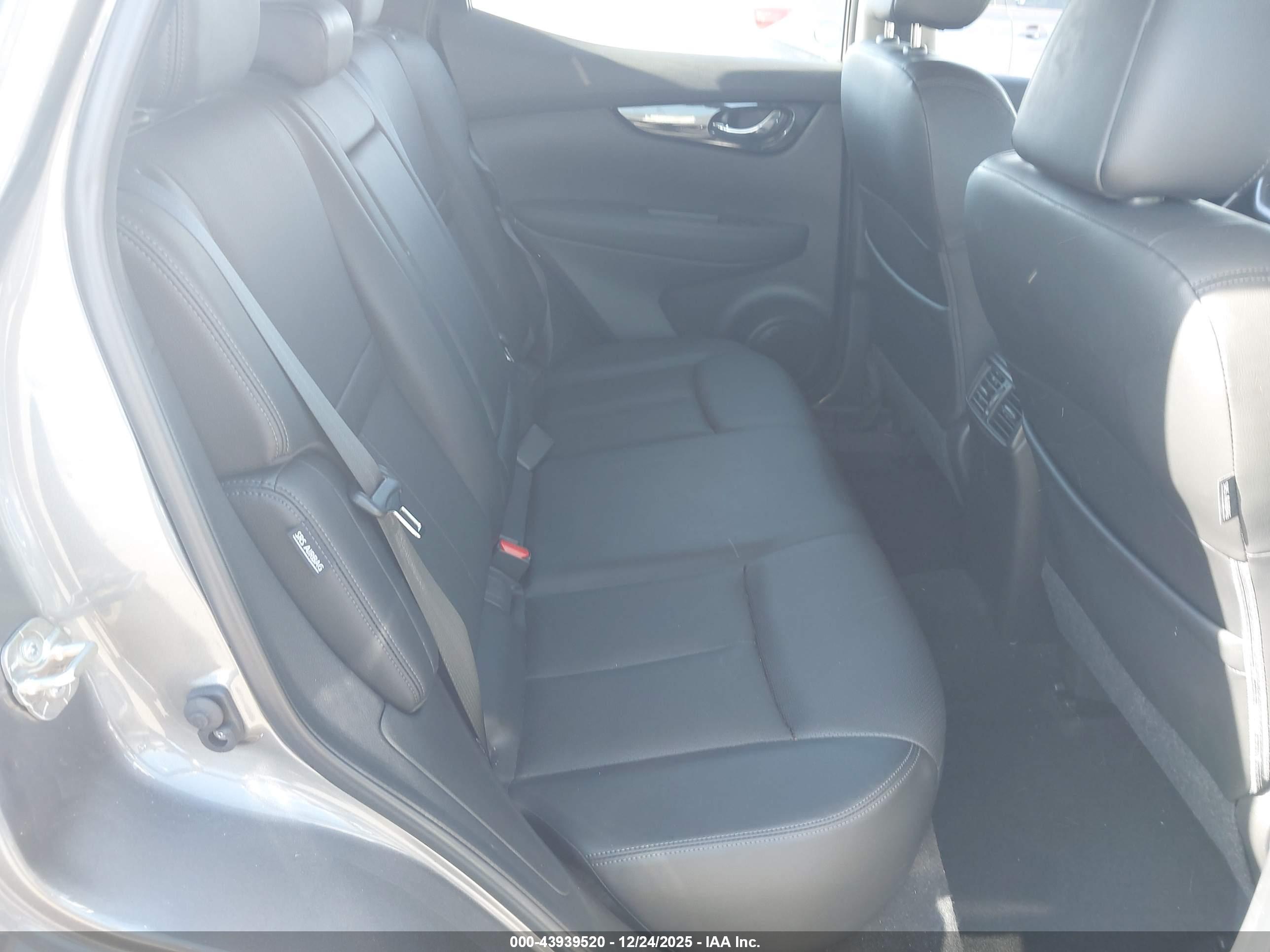 NISSAN ROGUE image 8