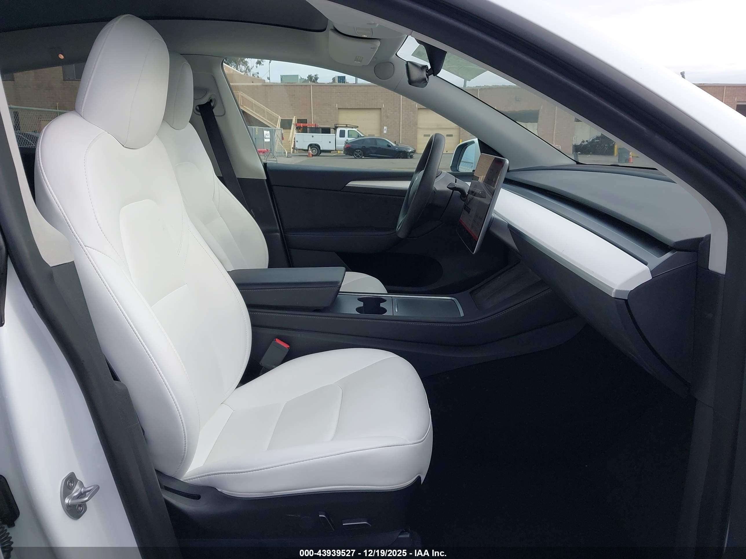 TESLA MODEL image 5