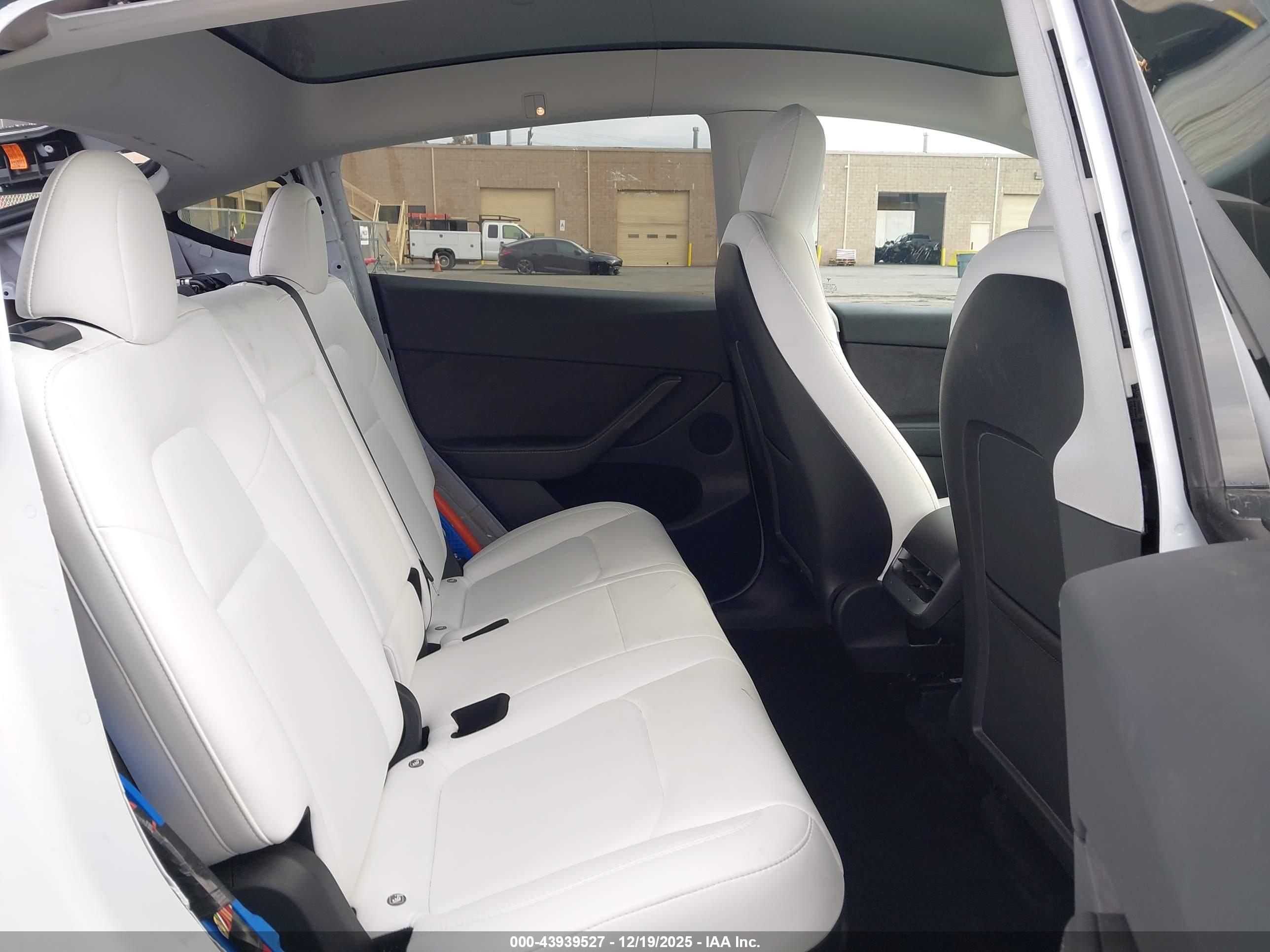 TESLA MODEL image 8