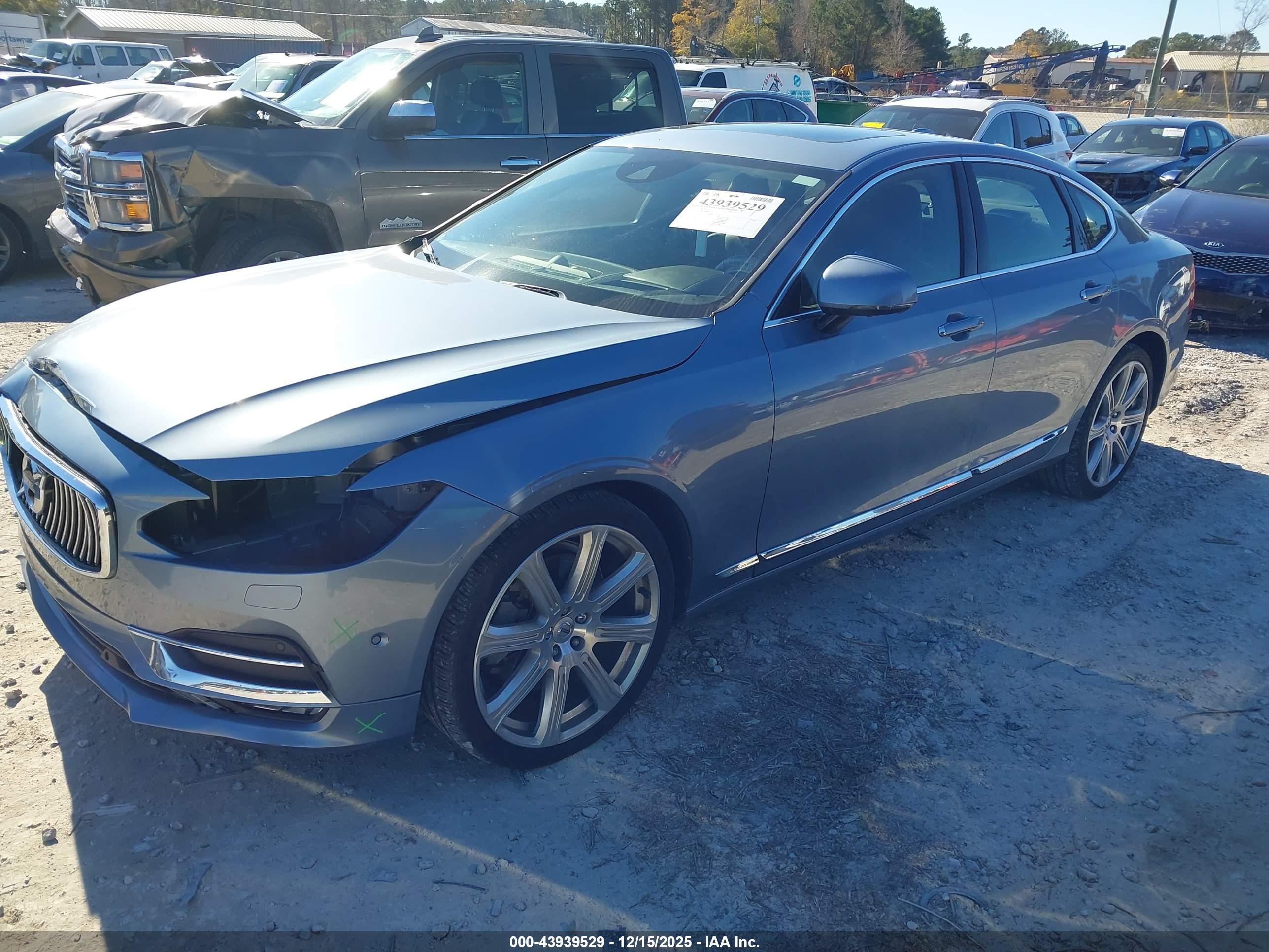 VOLVO S90 image 2