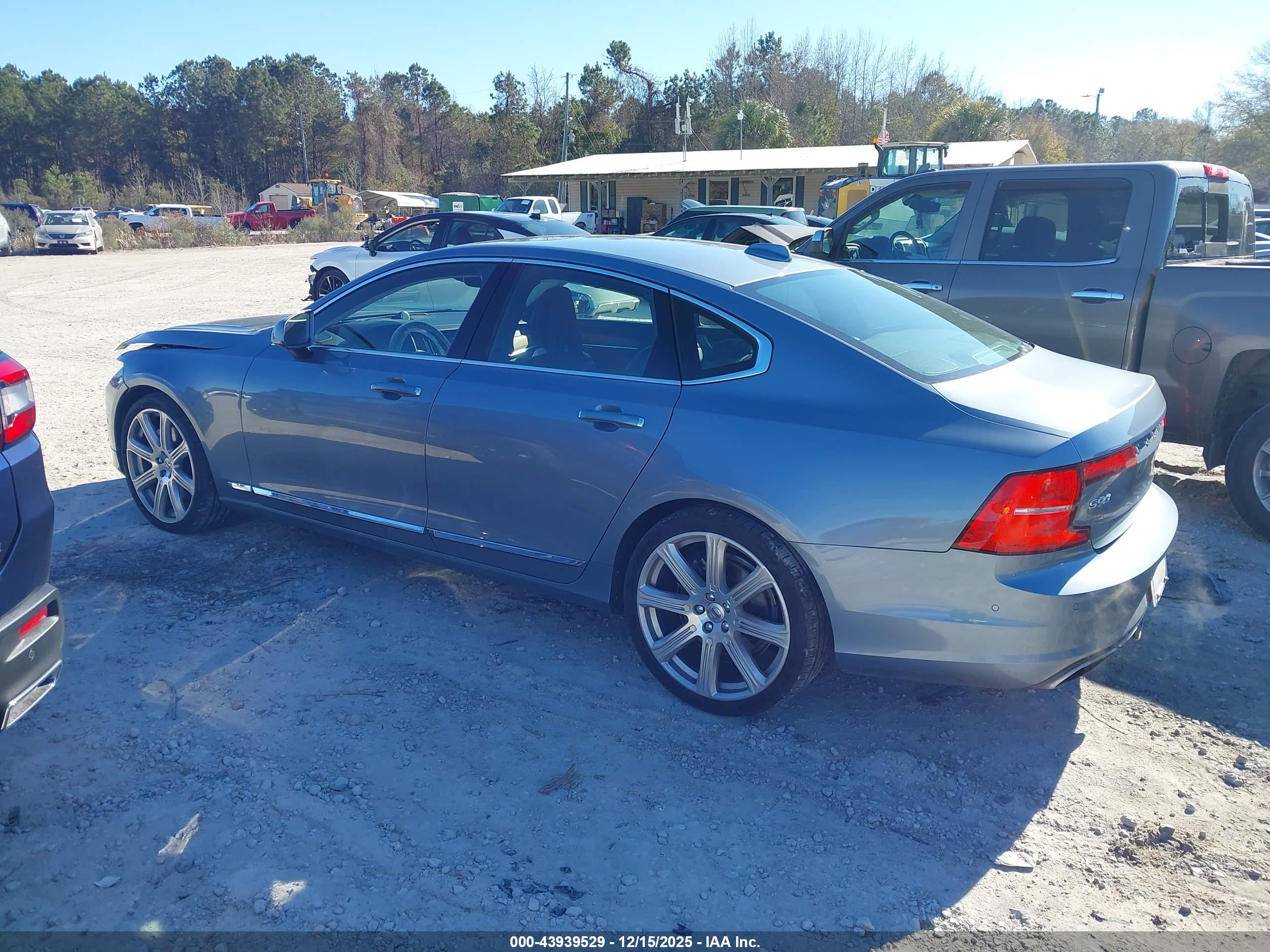 VOLVO S90 image 3