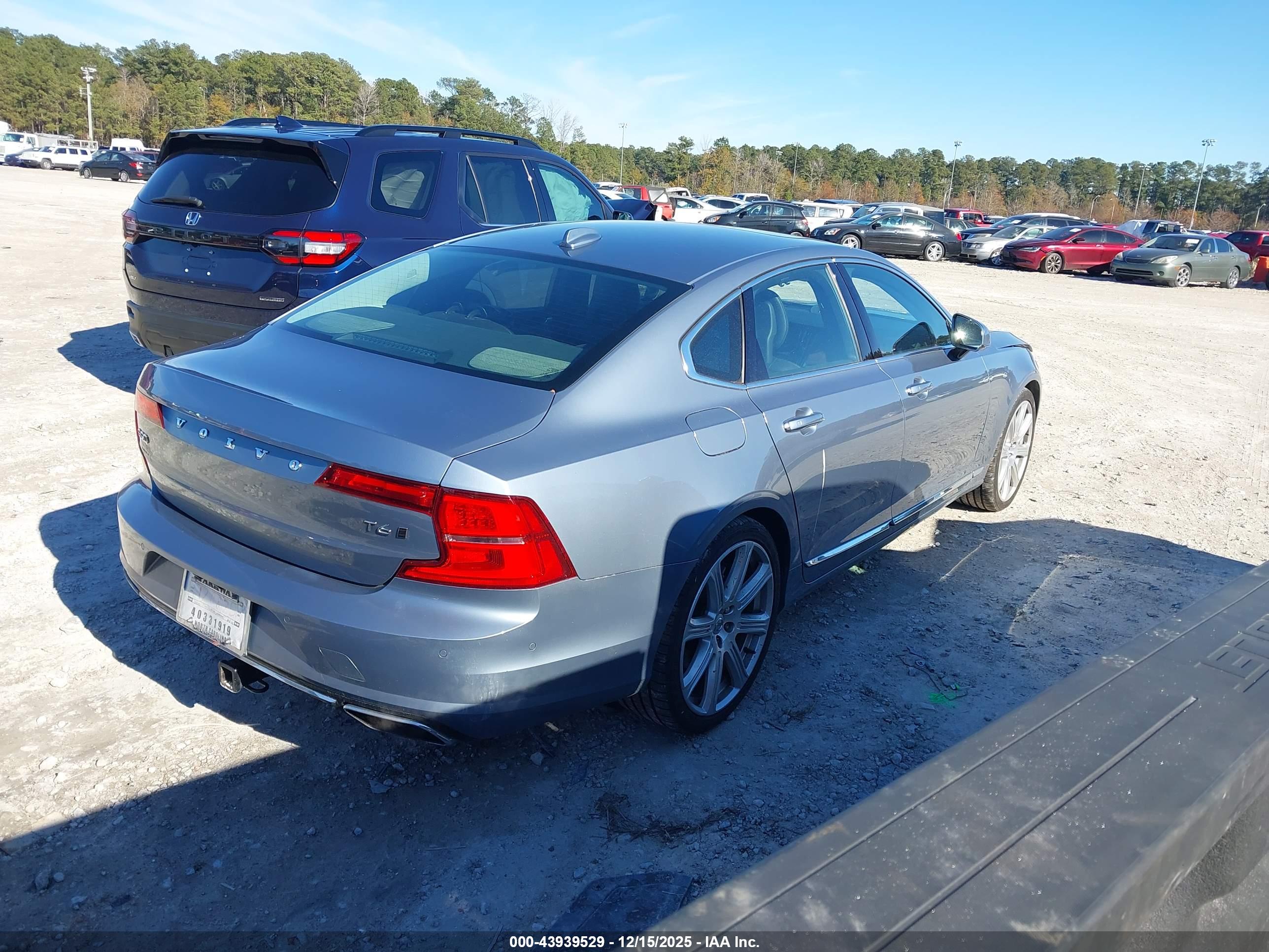 VOLVO S90 image 4