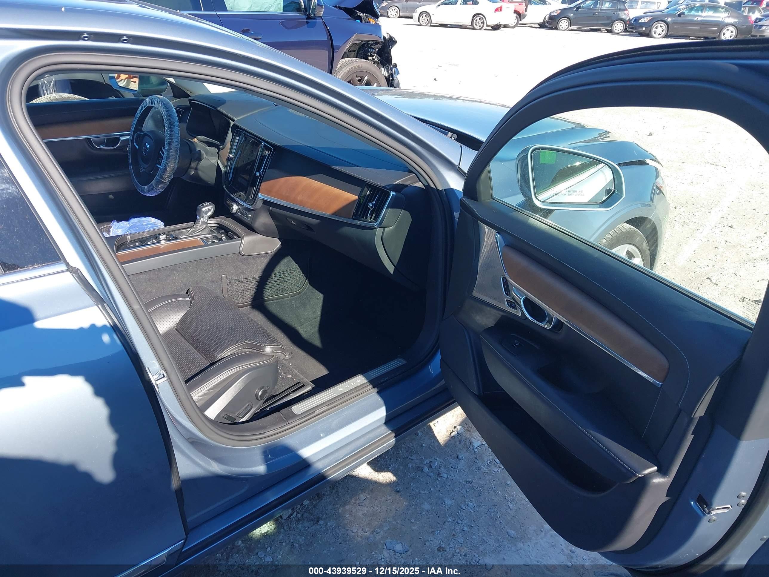 VOLVO S90 image 5