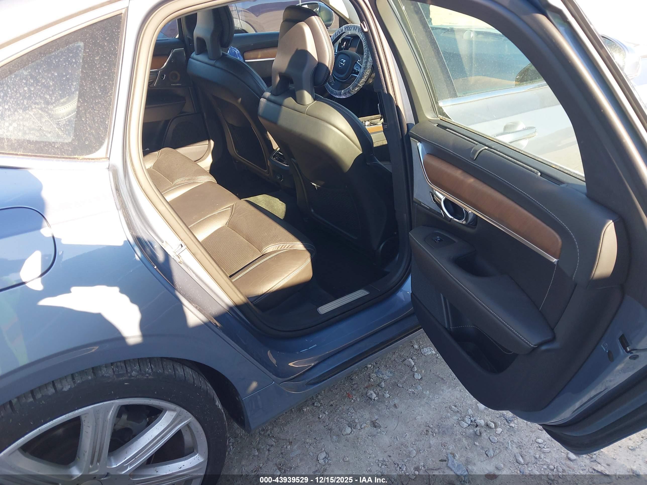 VOLVO S90 image 8